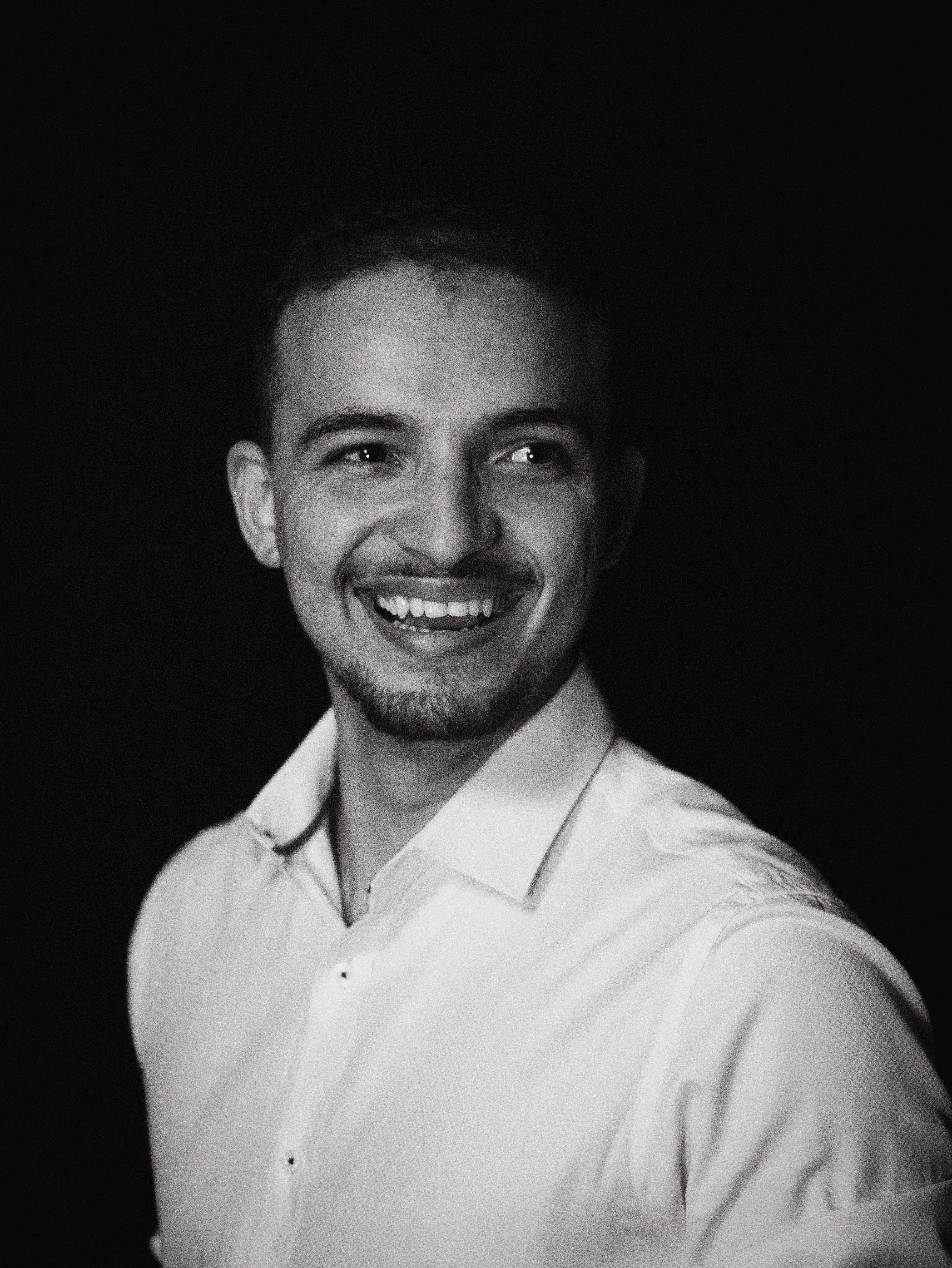 Un homme qui rit | Source : Pexels