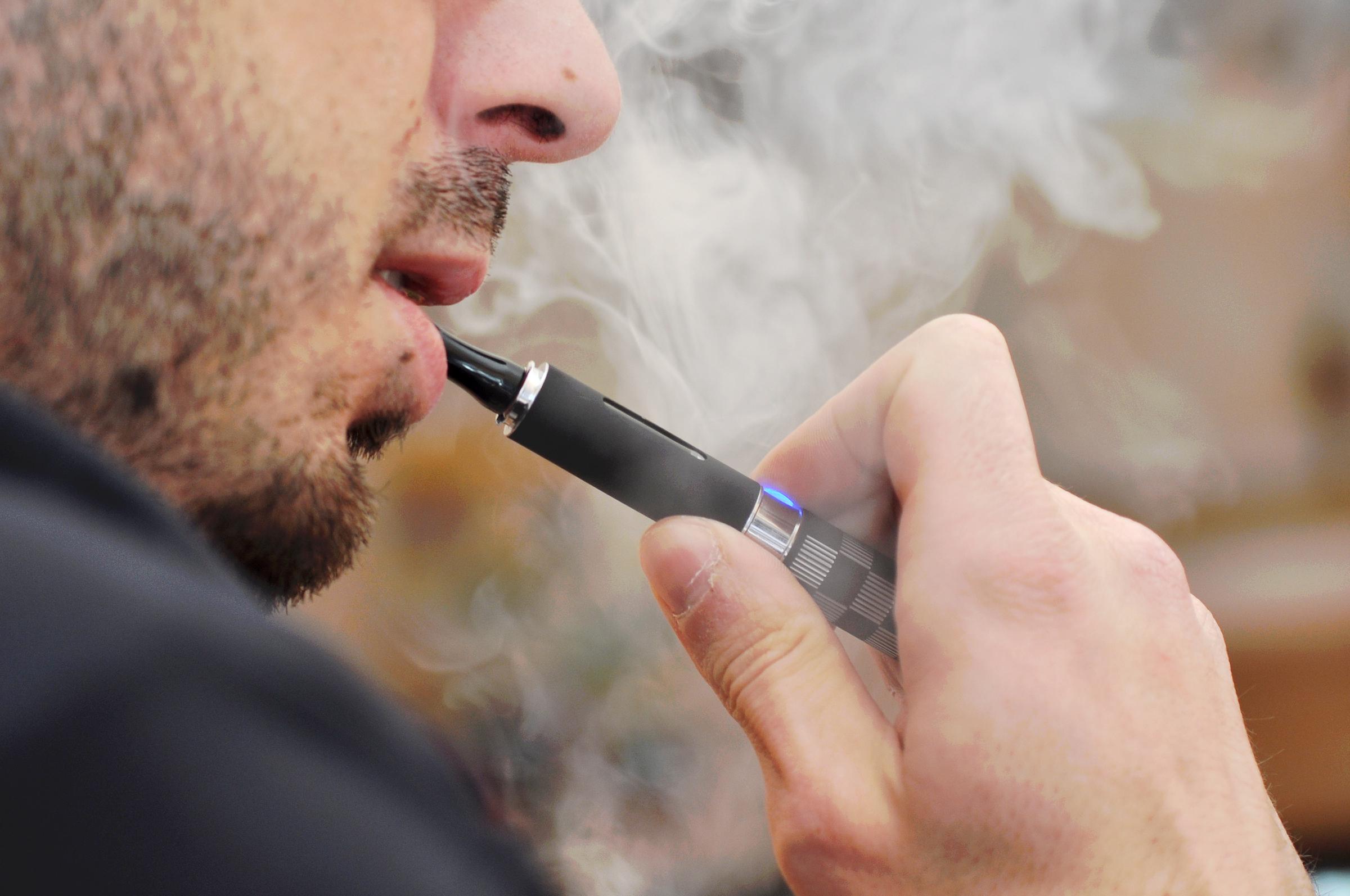 Un homme fumant une vape | Source : Getty Images