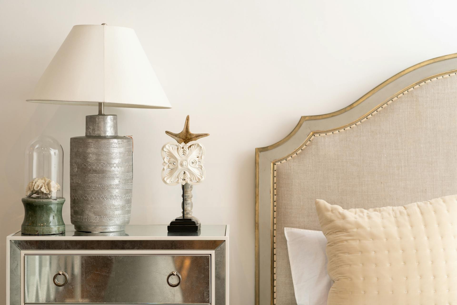 Lampe dans une chambre à coucher | Source : Pexels