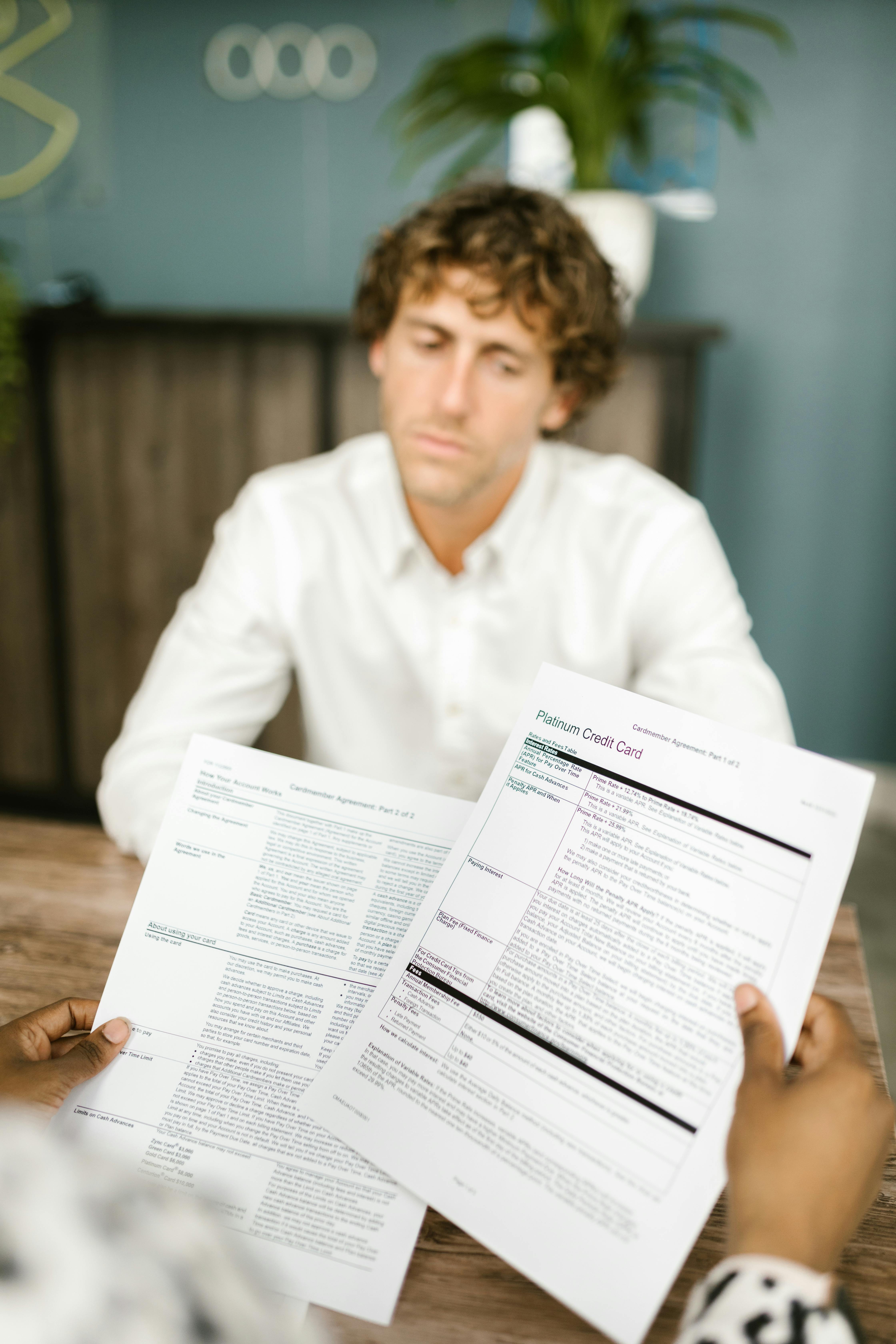 Un homme postulant avec des papiers | Source : Pexels