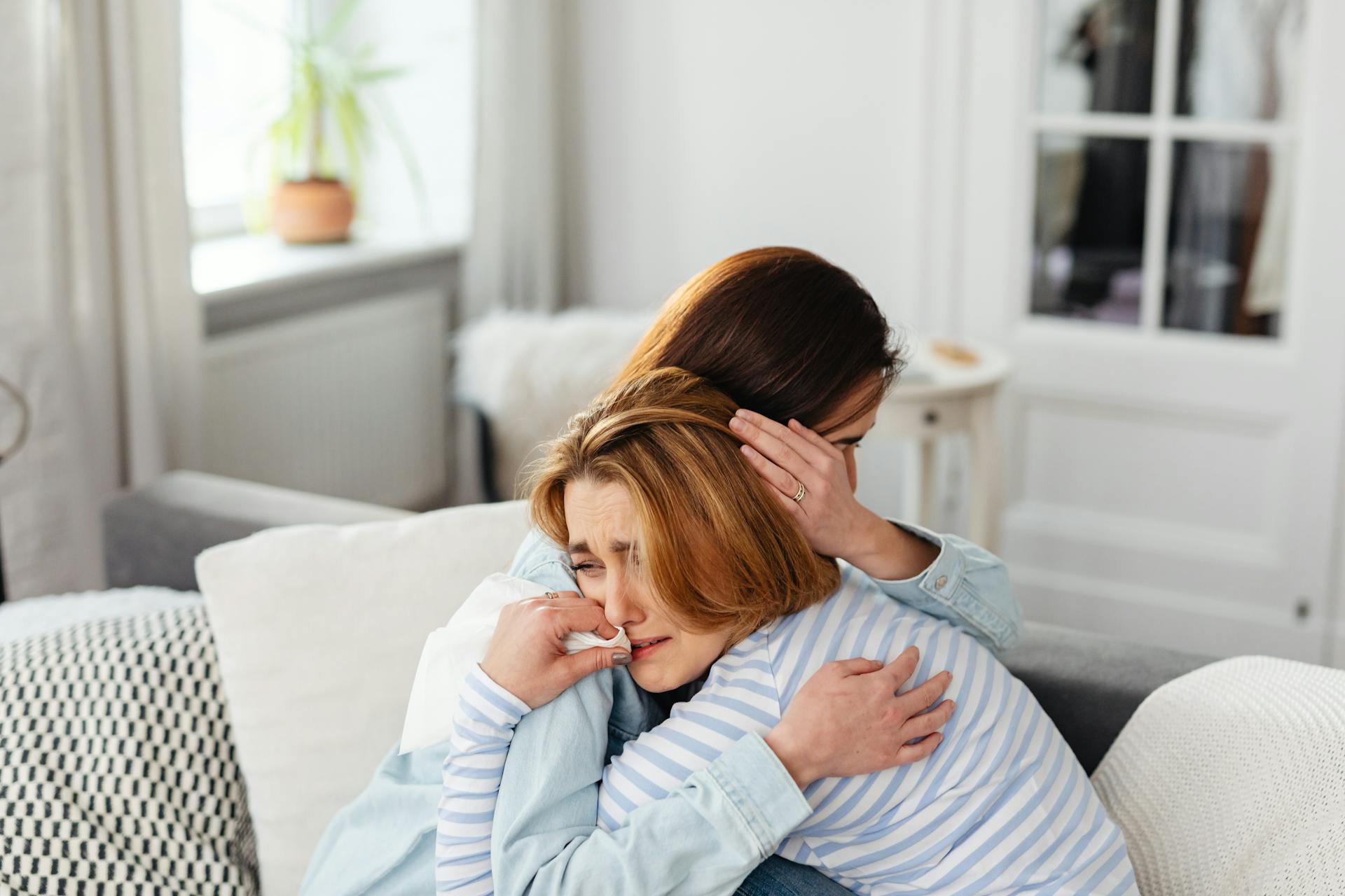 Deux femmes se réconfortent mutuellement | Source : Pexels