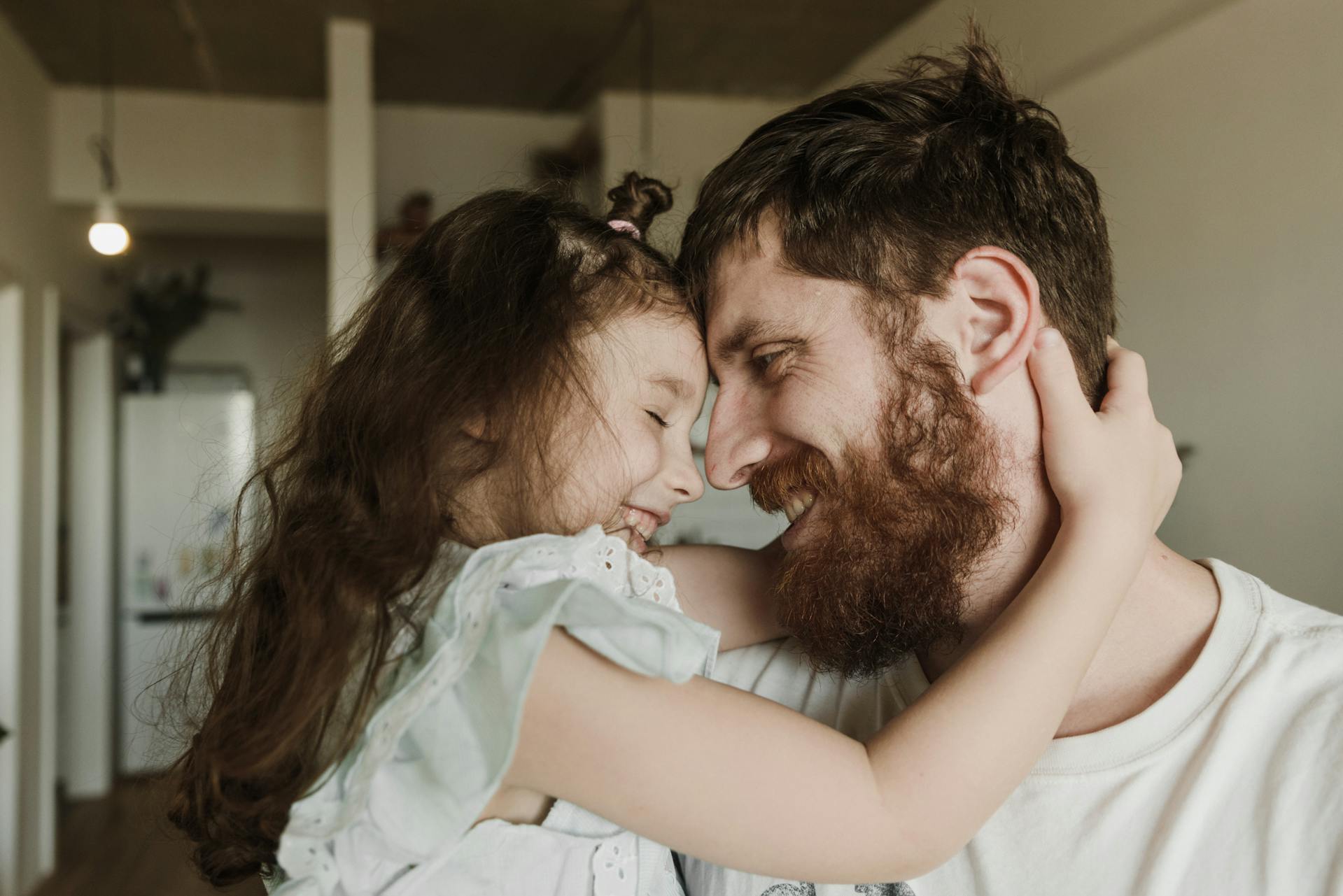 Un père et sa fille heureux ensemble | Source : Pexels