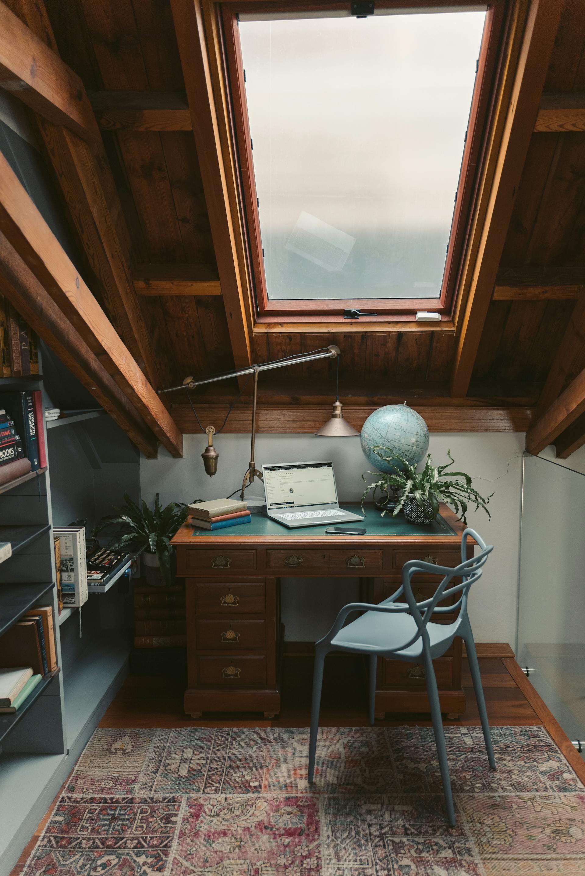 Une salle d'étude dans le grenier | Source : Pexels
