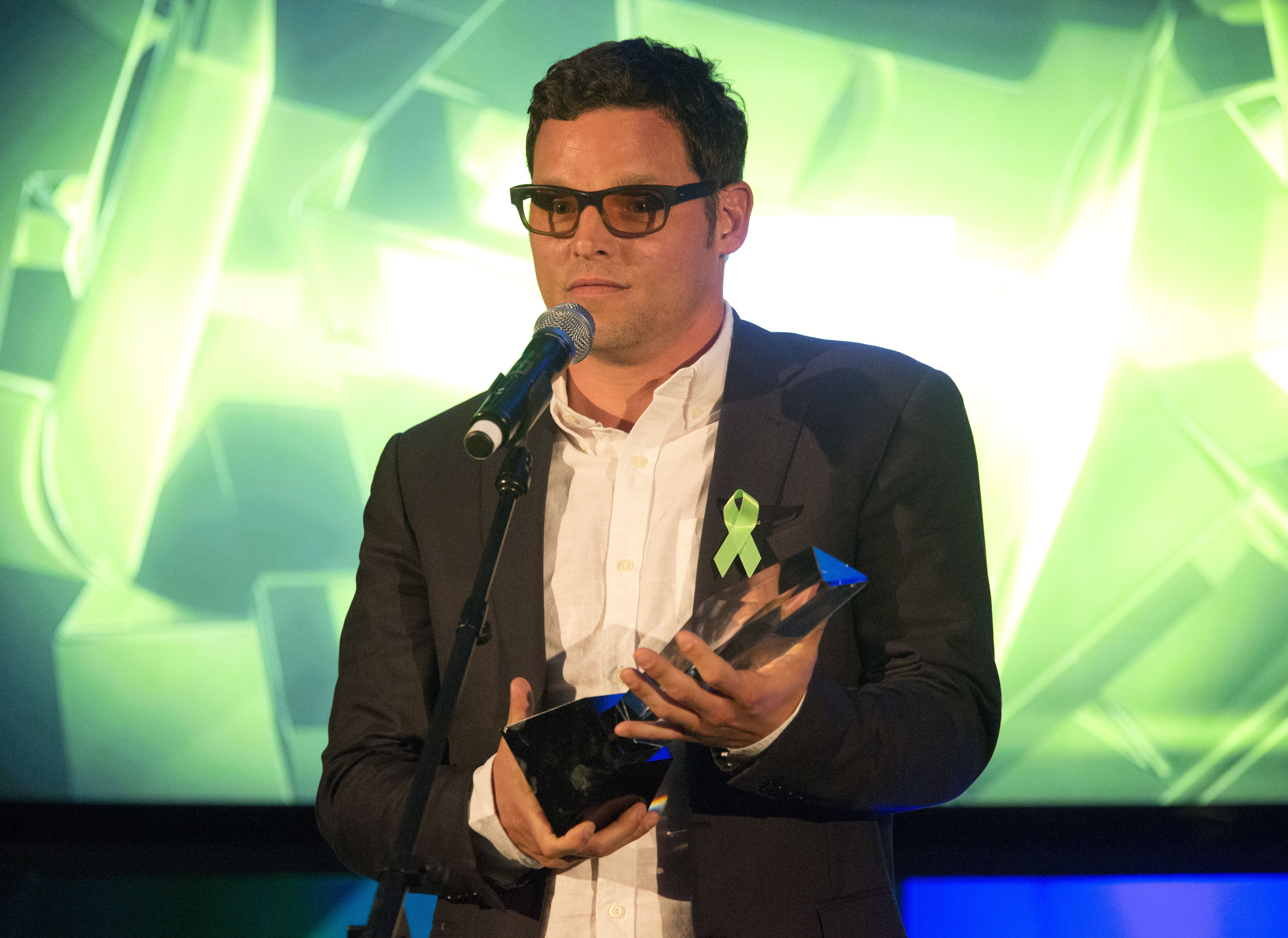 L'acteur Justin Chambers reçoit le Prix PRISM 2014 pour l'interprétation masculine dans une série dramatique à épisodes multiples lors de la 18e édition des Prix PRISM au Skirball Cultural Center le 22 avril 2014. | Photo : Getty Images