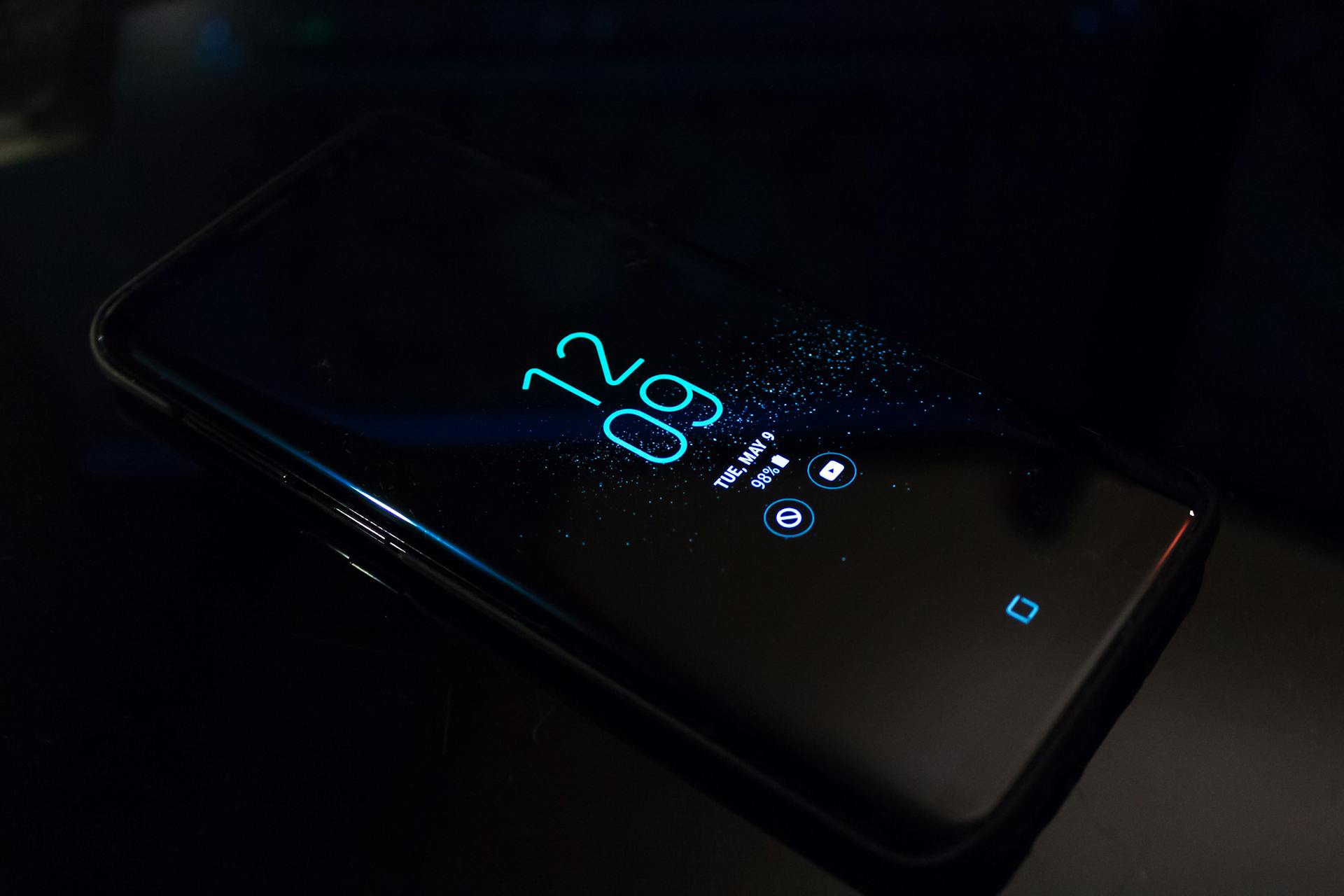 Un téléphone portable sur une table de nuit | Source : Pexels