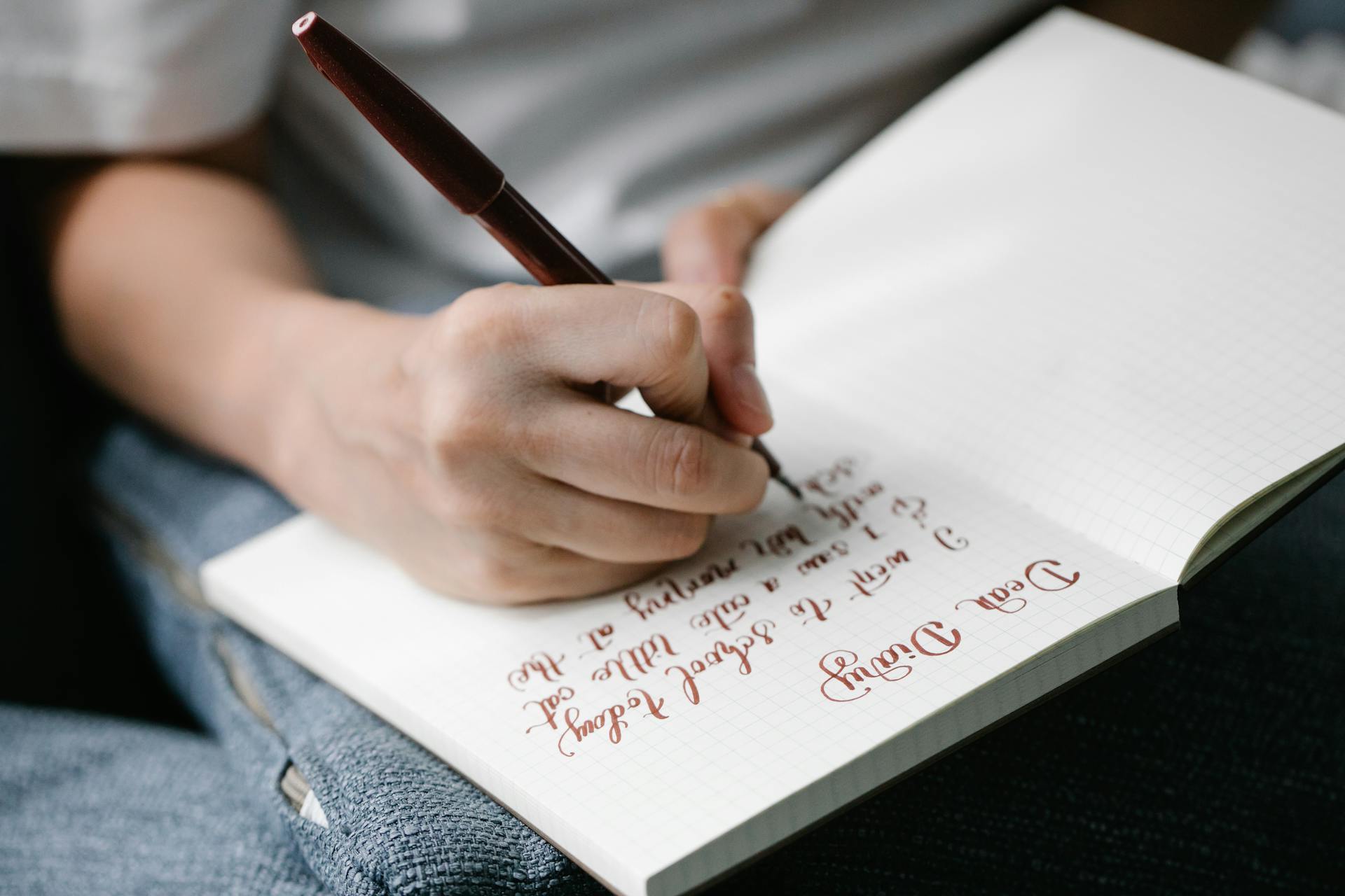 Gros plan sur une personne qui écrit un journal intime | Source : Pexels