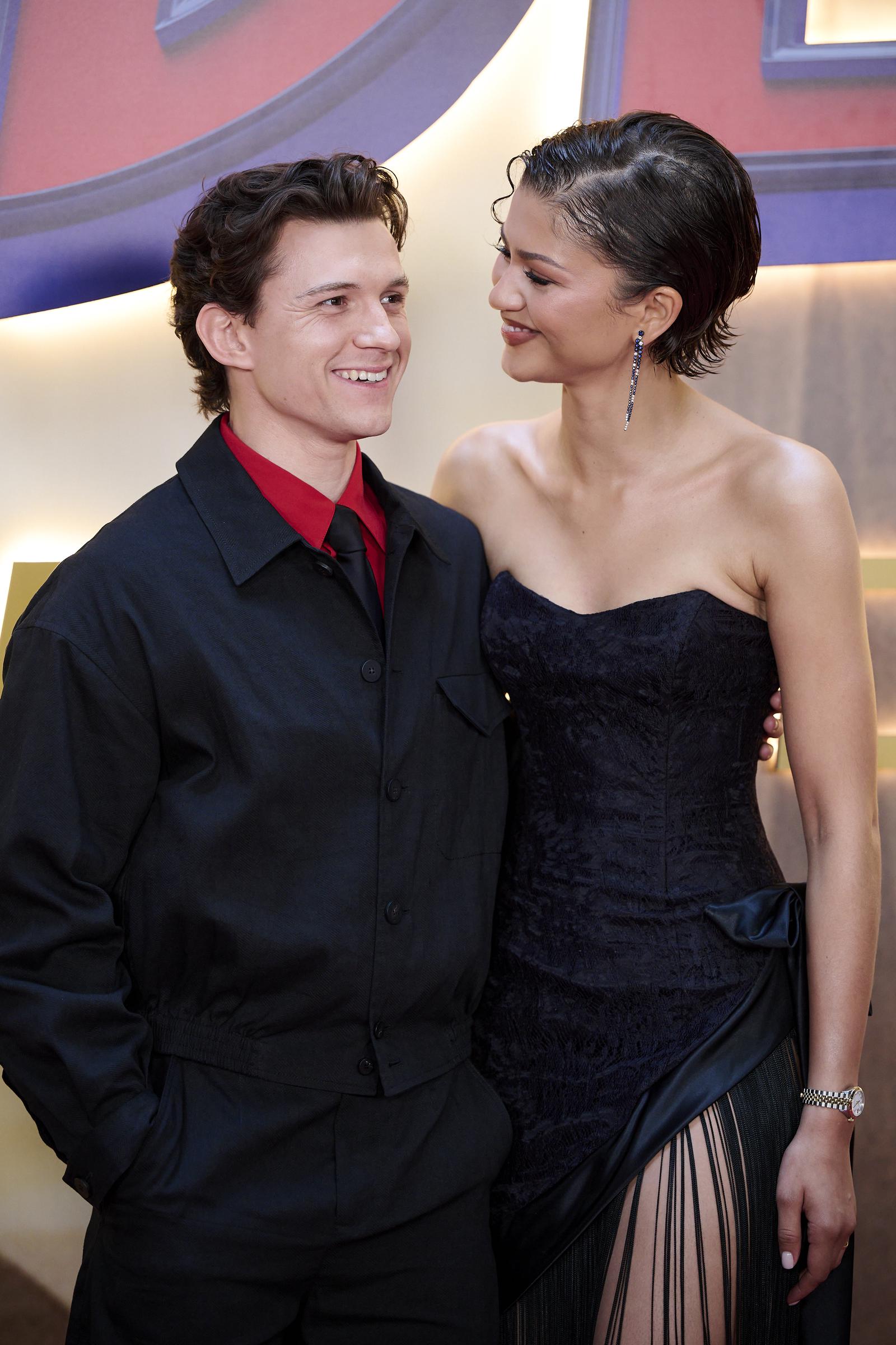 On dirait bien que c'est encore un de ces moments où Zendaya a regardé Tom Holland alors qu'il regardait ailleurs. | Source : Getty Images