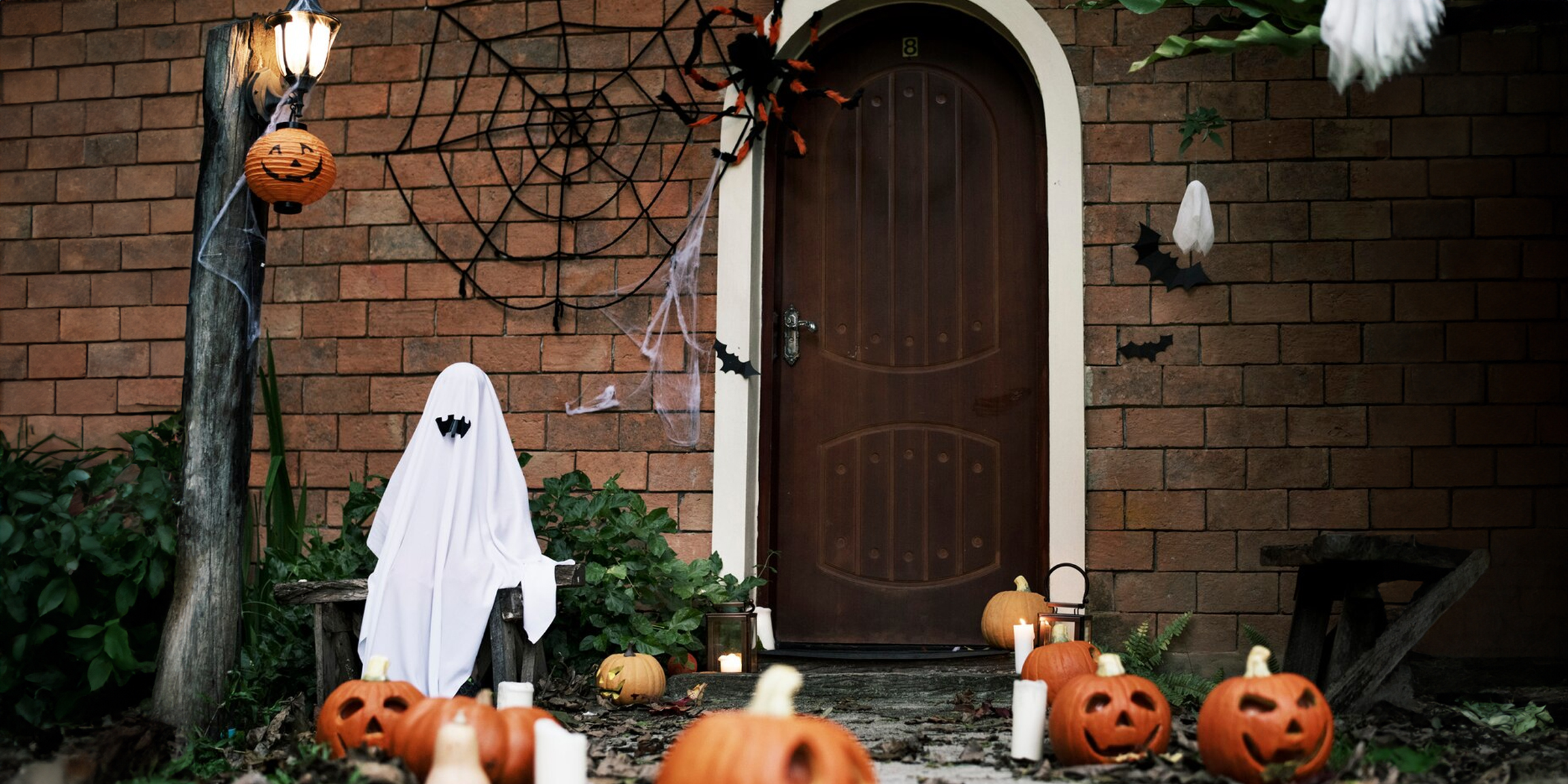 Décorations d'Halloween devant une porte d'entrée | Source : Freepik