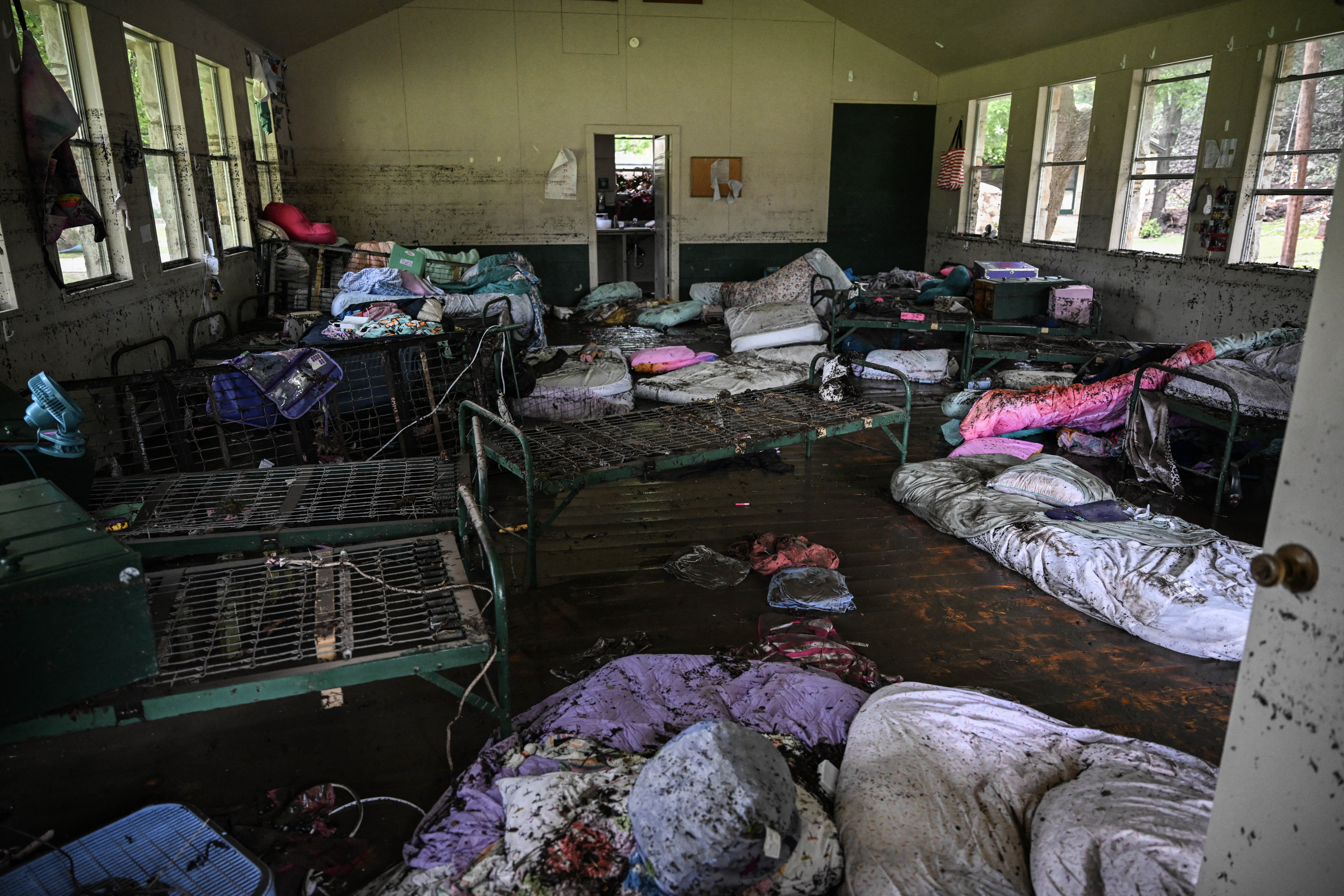 Vue de l'intérieur d'une cabane à Camp Mystic, le site où au moins 20 filles ont disparu après des inondations soudaines à Hunt, Texas, le 5 juillet 2025. | Source : Getty Images