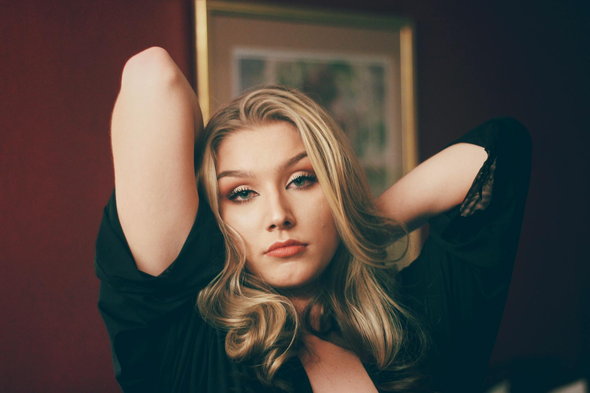 Une femme qui regarde quelqu'un | Source : Pexels