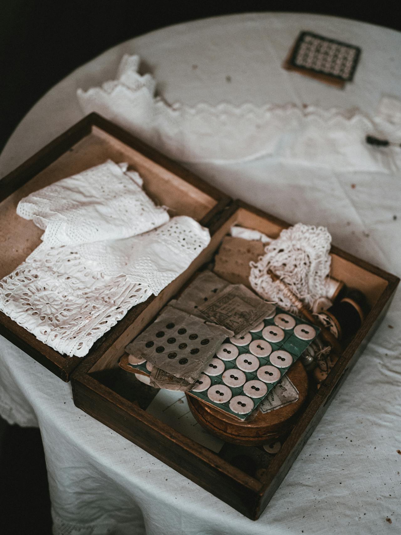 Un kit de couture vintage sur la table | Source : Pexels