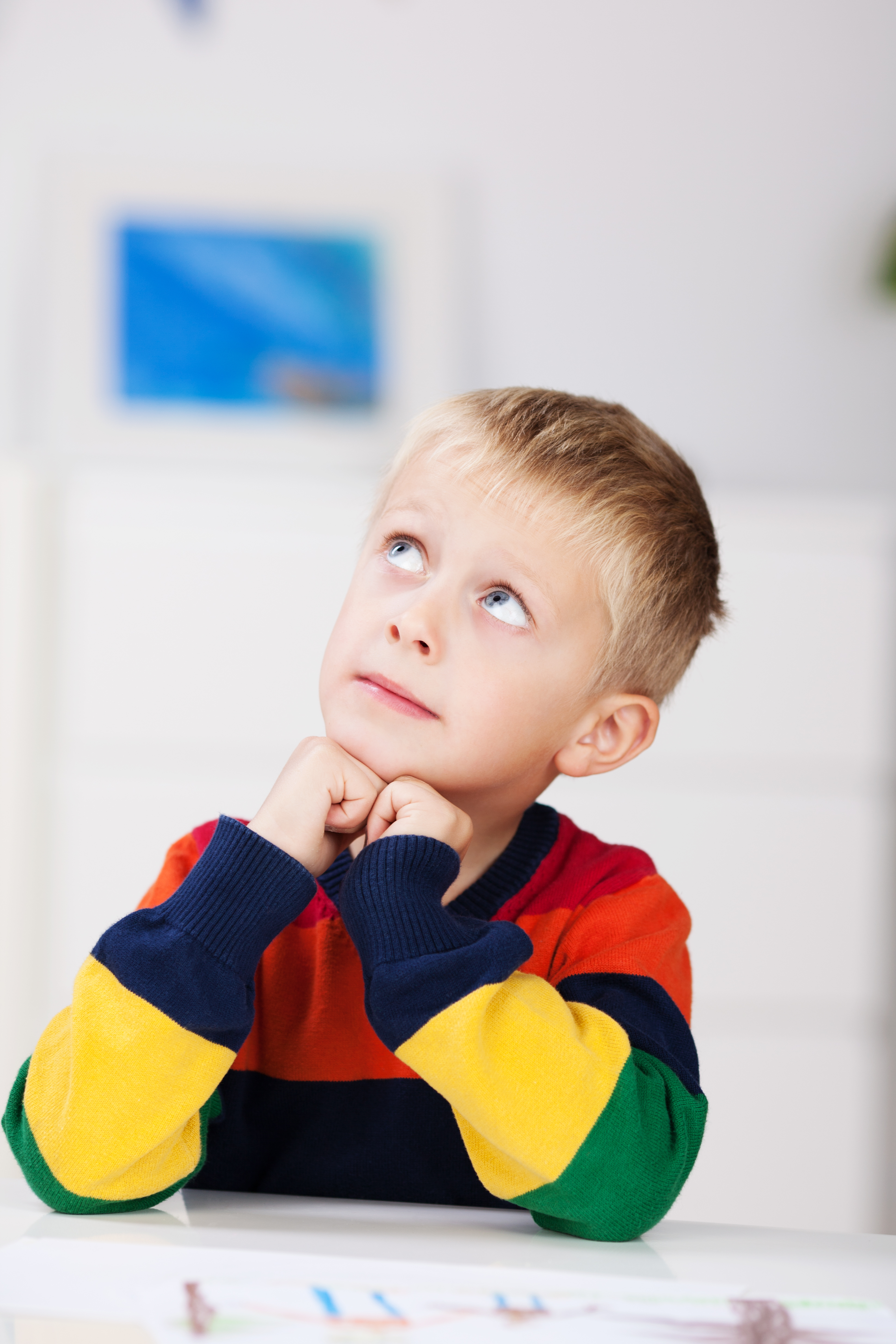 Un jeune garçon qui regarde le plafond | Source : Shutterstock