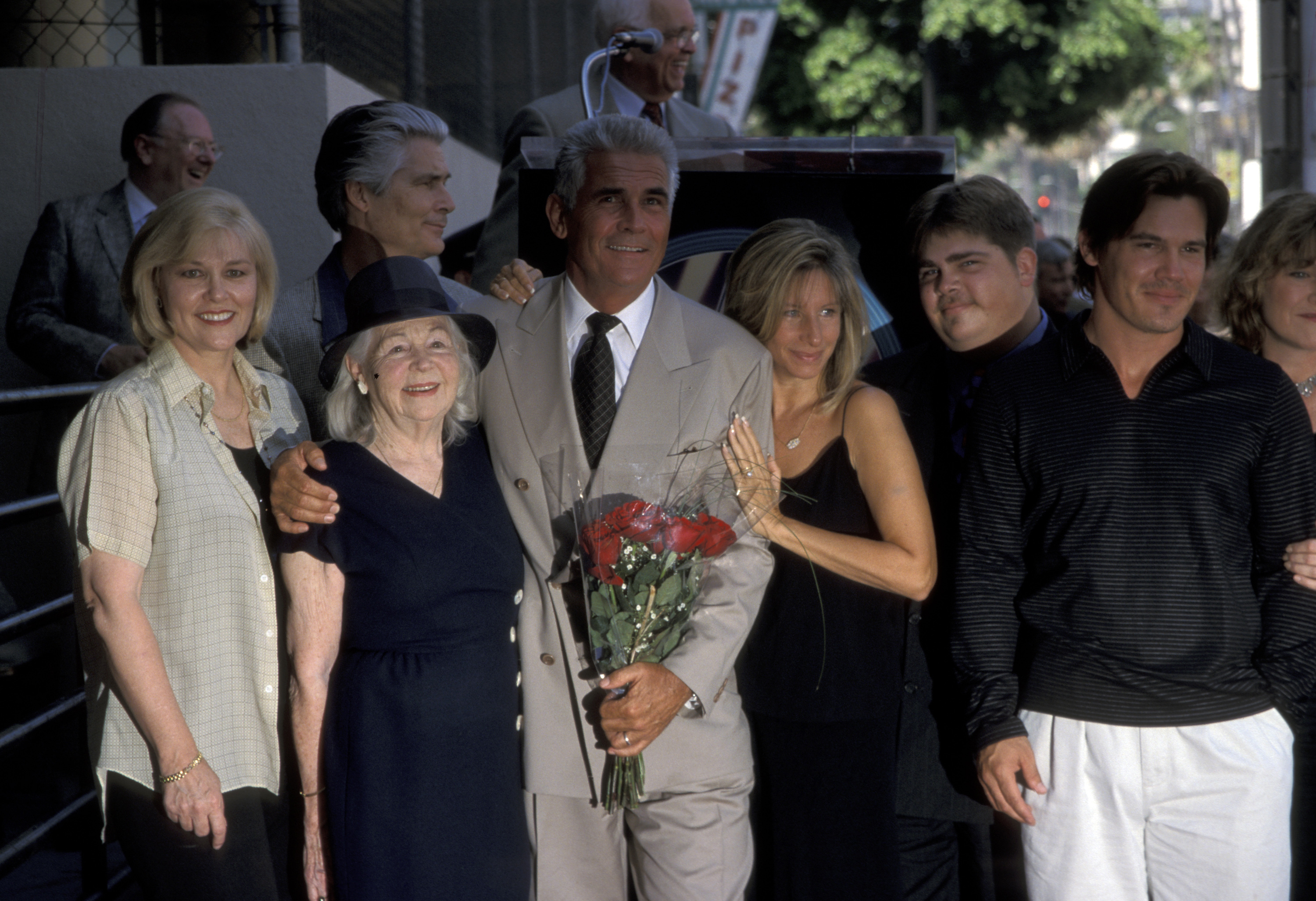 James Brolin, Barbra Streisand, Josh Brolin et sa famille photographiés lors de la remise d'une étoile à James Brolin sur le Hollywood Walk of Fame le 27 août 1998 | Source : Getty Images