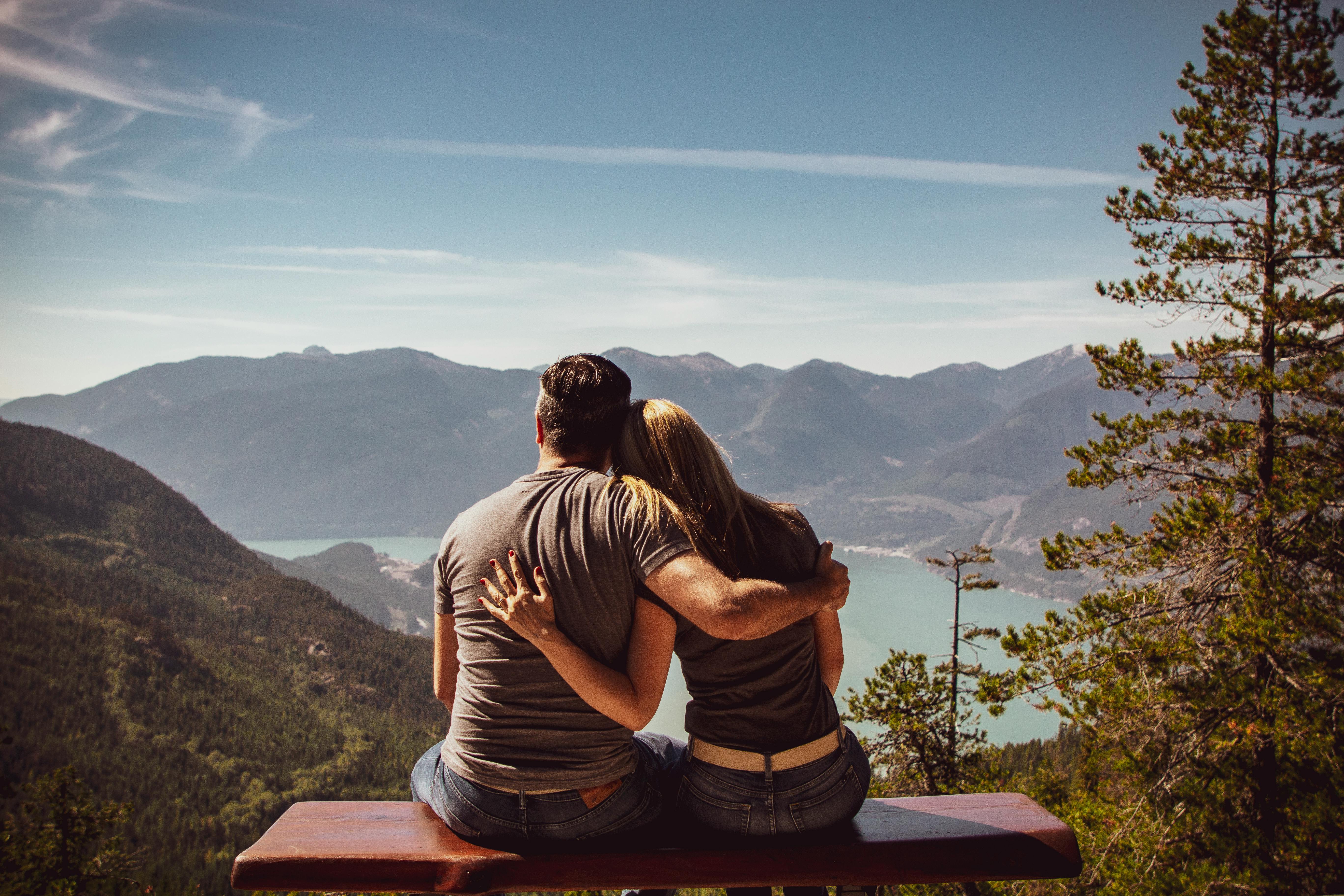 Un couple, le dos tourné, regardant une vue imprenable | Source : Pexels