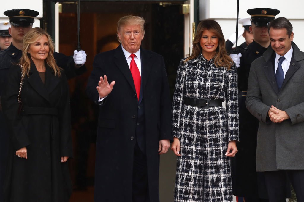 Le Président Donald Trump et la première dame Melania Trump accueillent le Premier ministre de la Grèce Kyriakos Mitsotakis et son épouse Mareva Grabowski-Mitsotakis au Portique Sud de la Maison Blanche. | Photo : Getty Images