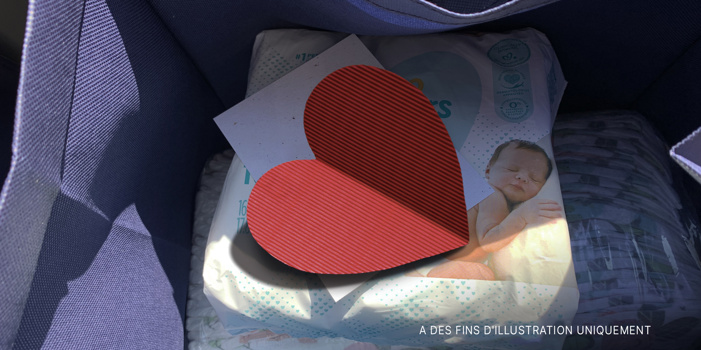 Une note en forme de cœur sur un paquet de couches | Source : Shutterstock Flickr / milwaukeeva (Domaine public)