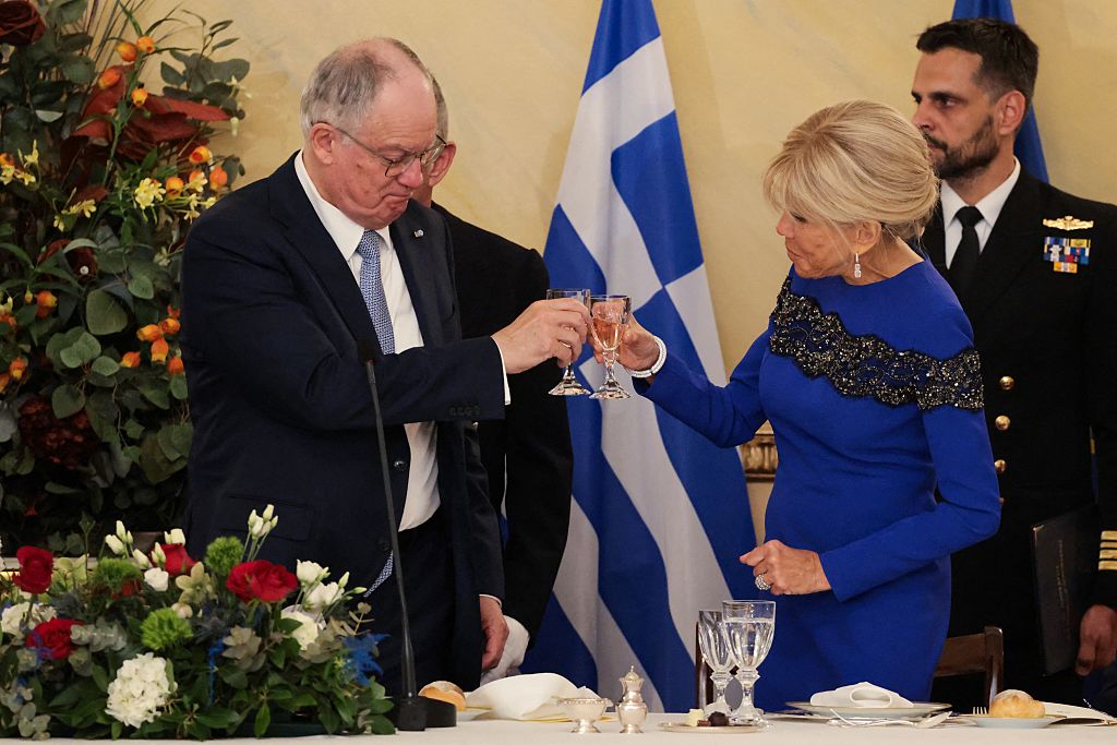 Le président grec Konstantinos Tasoulas (à gauche) porte un toast avec Brigitte Macron, épouse du président français (à droite), lors d'un dîner officiel au palais présidentiel d'Athènes, le 24 avril 2026 I Source : Getty Images