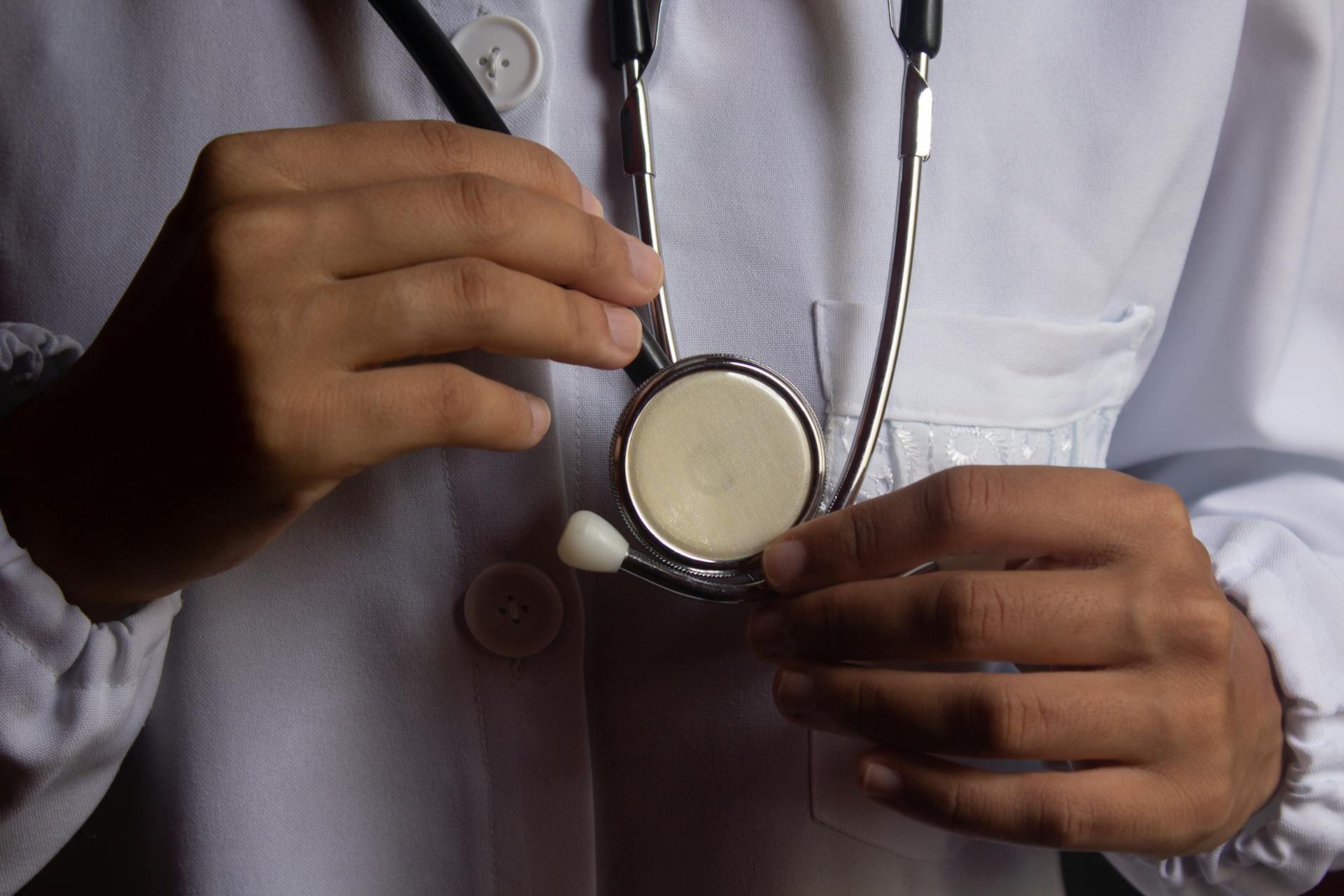 Un médecin tenant un stéthoscope | Source : Pexels