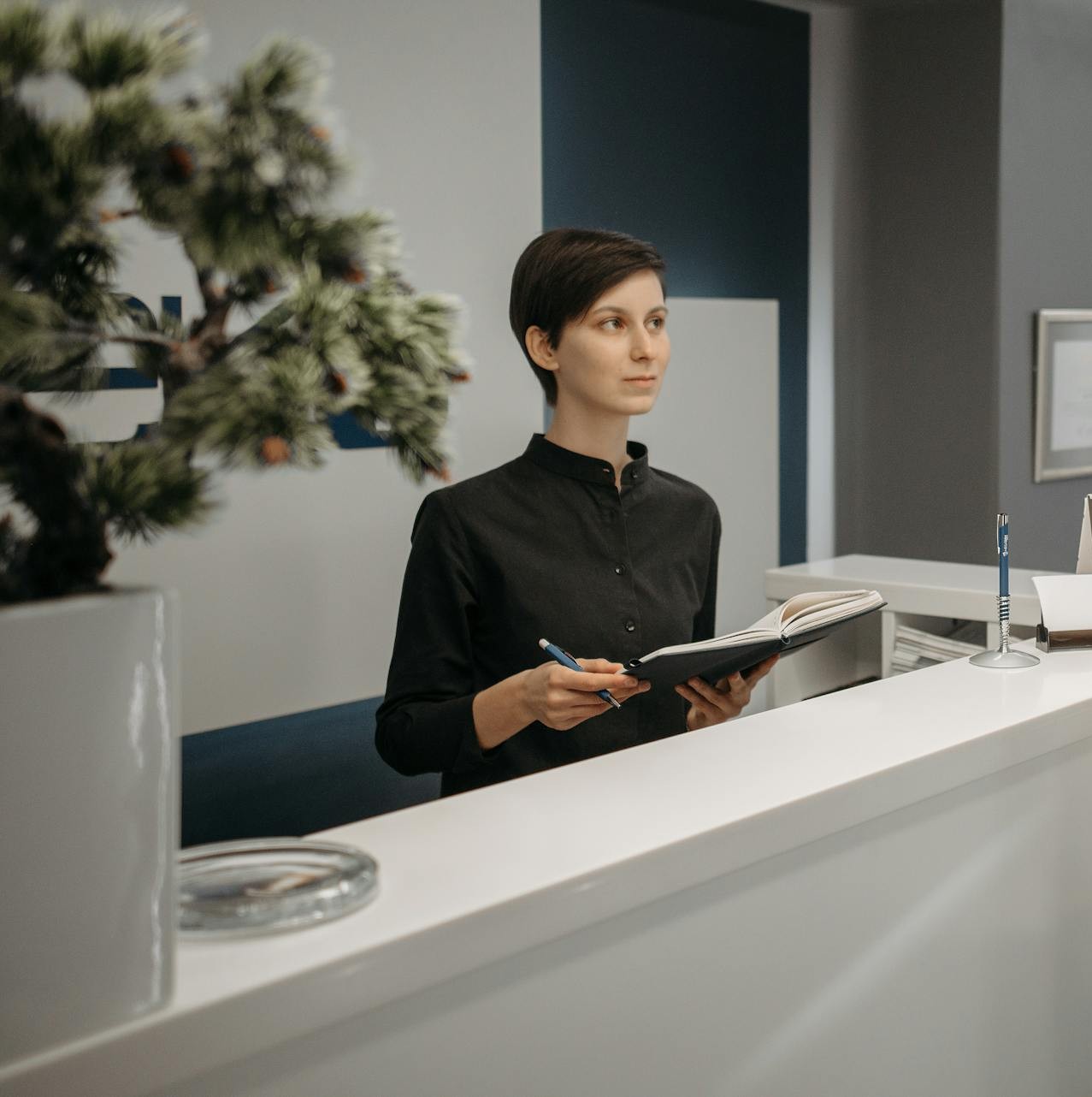 Une réceptionniste à son poste | Source : Pexels