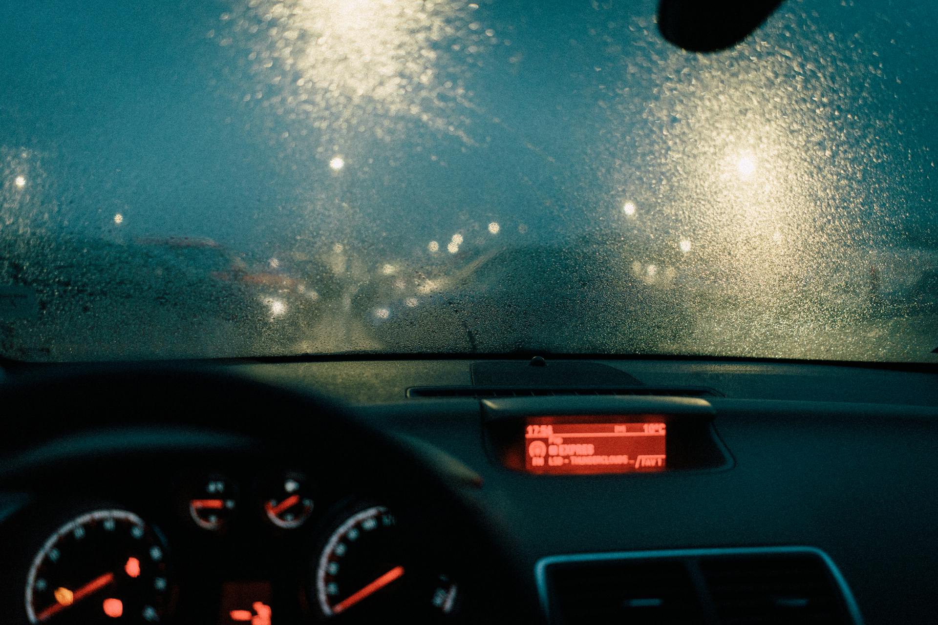 Vue de l'intérieur d'une voiture par une nuit pluvieuse | Source : Pexels