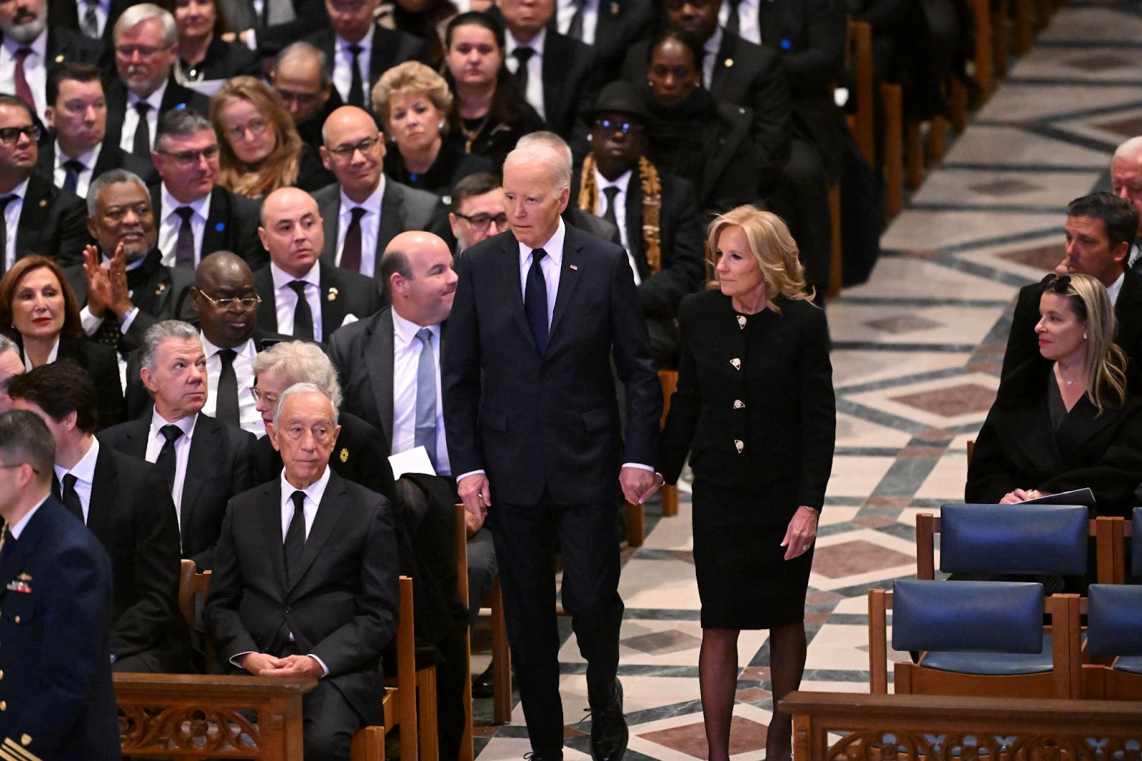 Joe Biden et le Dr Jill Biden arrivant au service funéraire d'État pour l'ancien président américain Jimmy Carter à la cathédrale nationale de Washington, D.C., le 9 janvier 2025. | Source : Getty Images