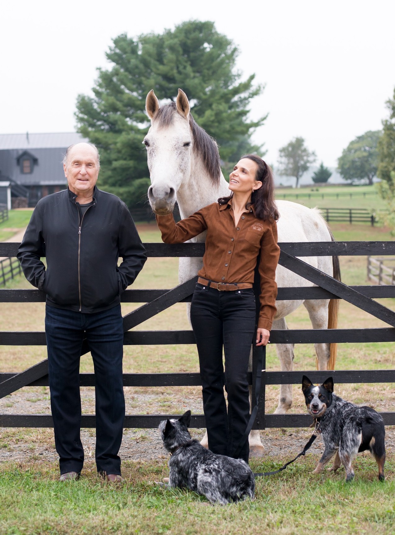 Robert et Luciana Duvall avec l'un de leurs chevaux et deux de leurs chiens sur une photo attendrissante qui a été utilisée pour annoncer le décès de Robert, publiée le 16 février 2026. | Source : Facebook/Robert Duvall