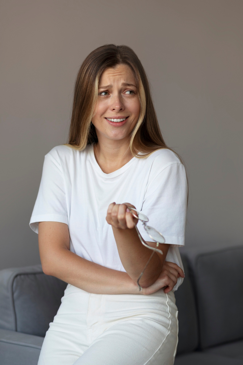 Une femme frustrée qui rit | Source : Freepik