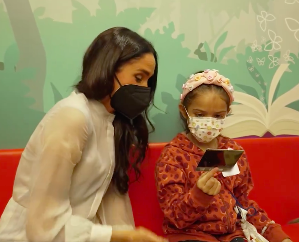 Meghan Markle interagissant avec un enfant lors de sa visite à l'hôpital pour enfants de Los Angeles, postée le 2 avril 2024 | Source : X/@extratv