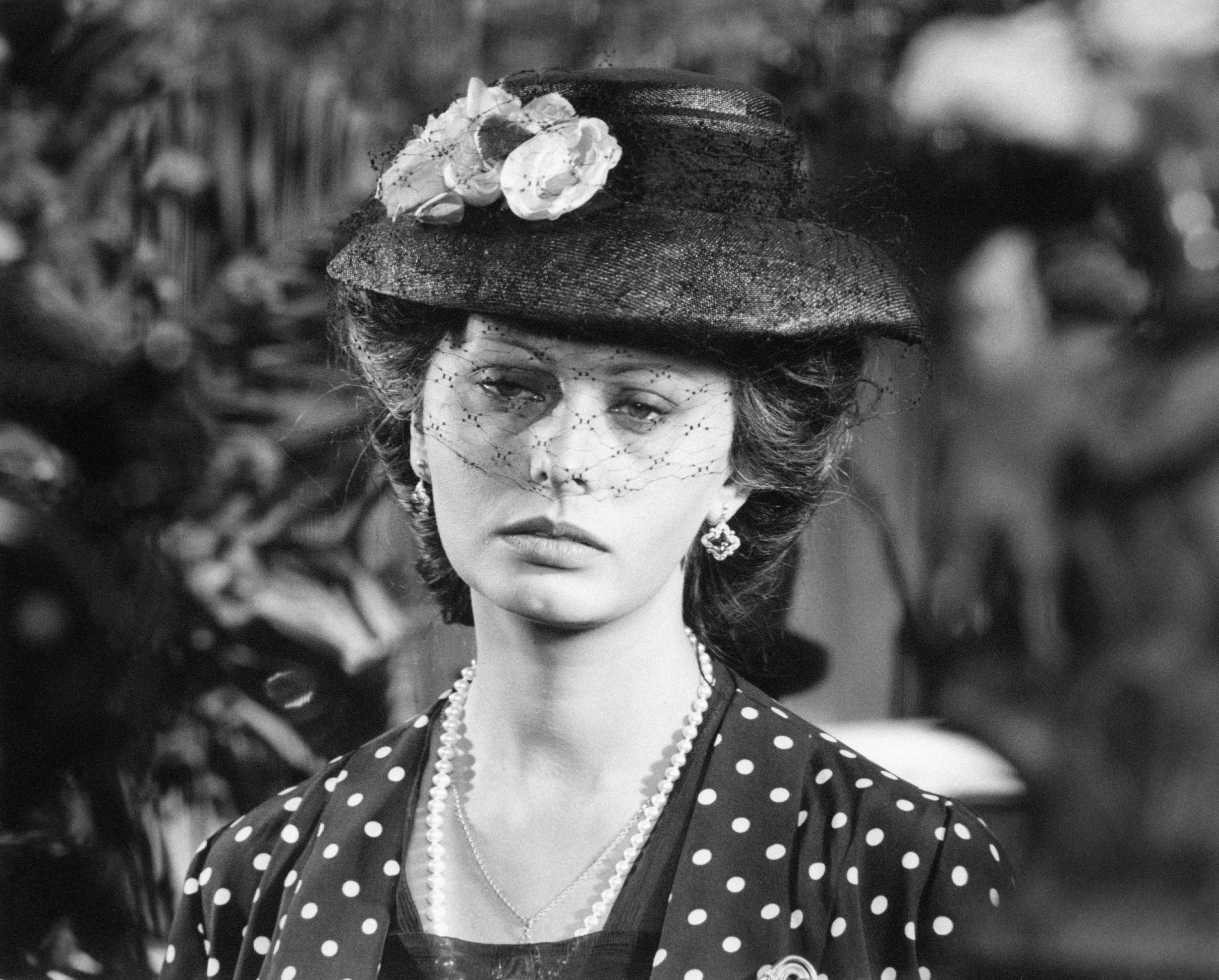 Sophia Loren au regard triste alors qu'elle interprète Filomena Marturano dans une scène du film "Mariage à l'italienne", à Naples, 1964. | Photo : Getty Images