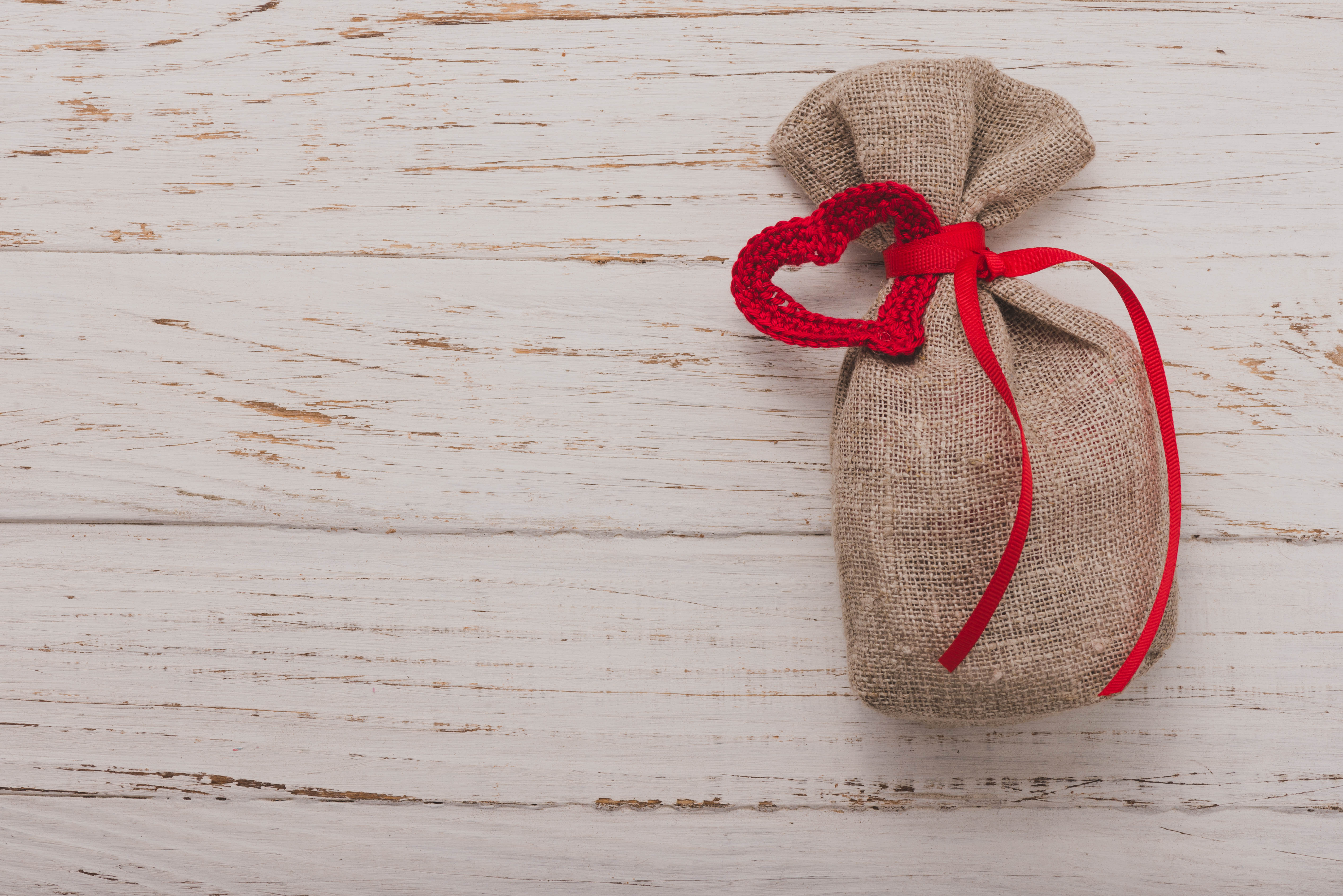 Une pochette attachée avec une ficelle | Source : Freepik