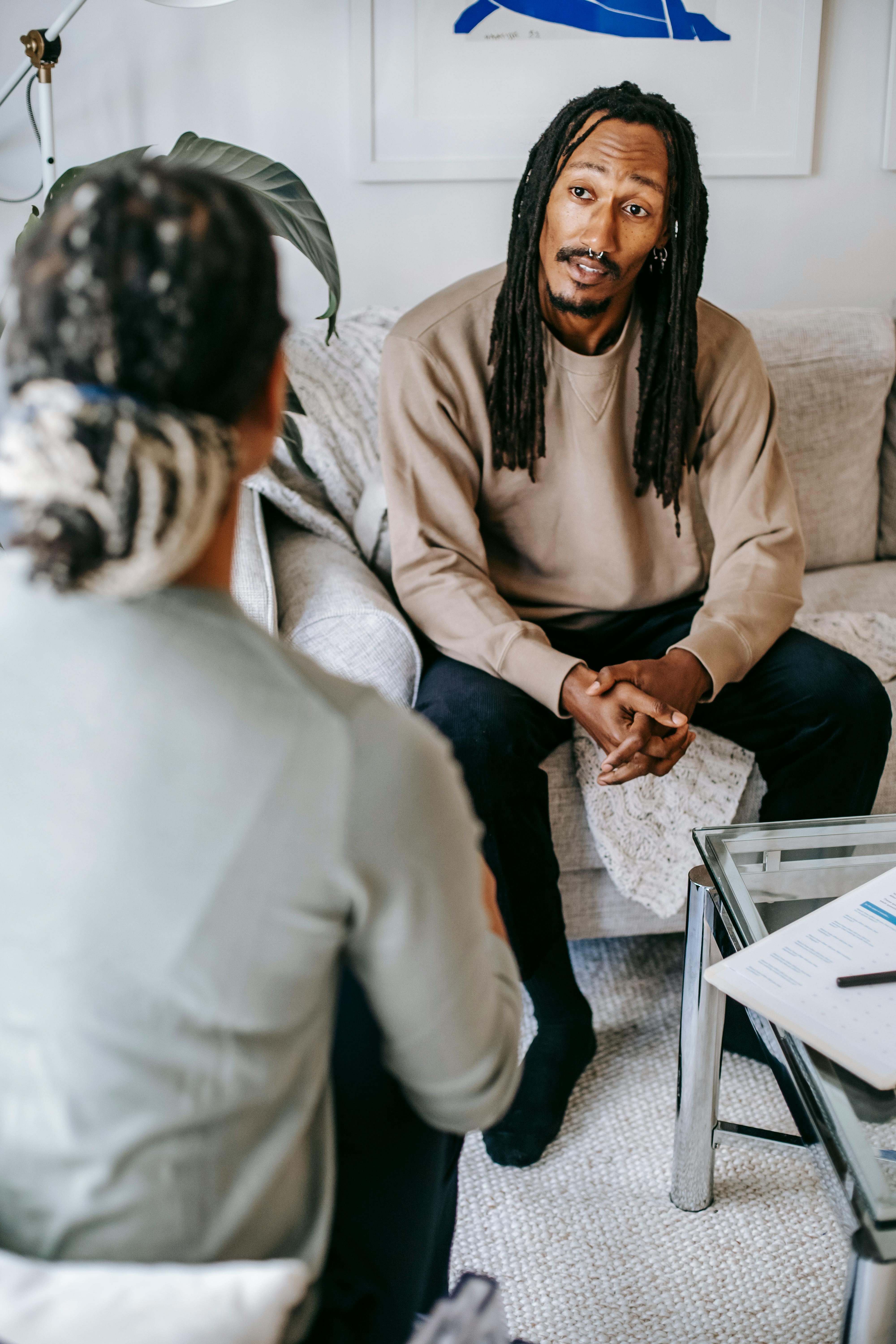 Un homme et une femme en pleine conversation | Source : Pexels