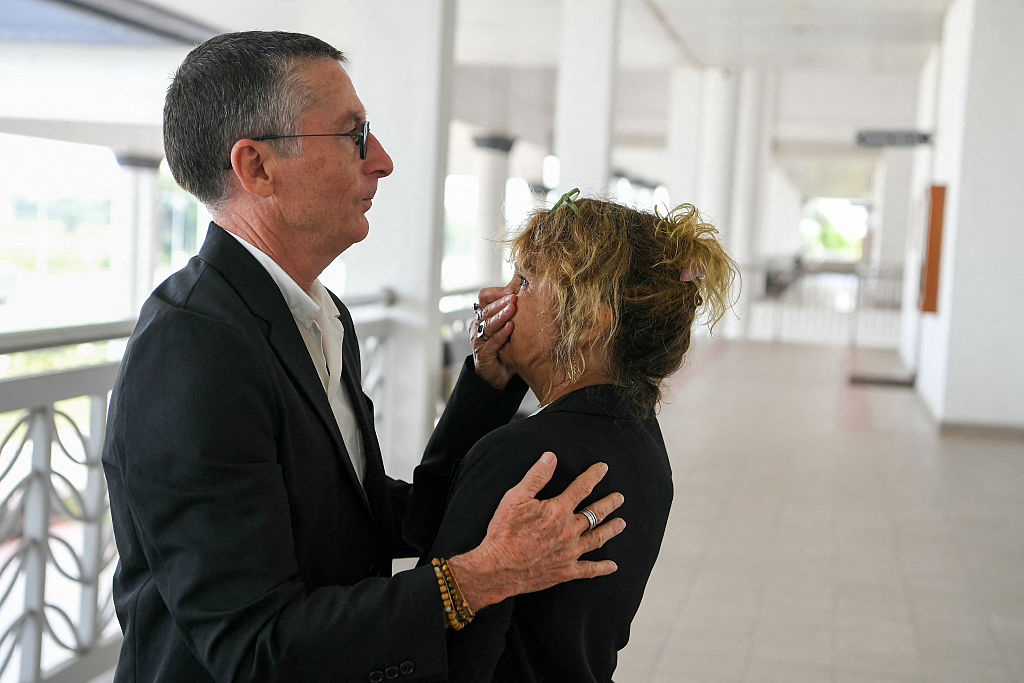 Jean Luc Felix et Sylvie Felix, les parents du ressortissant français Tom Felix, accusé de possession et de trafic de cannabis en Malaisie, réagissent à la Haute Cour d'Alor Setar le 16 juin 2025. | Source : Getty Images