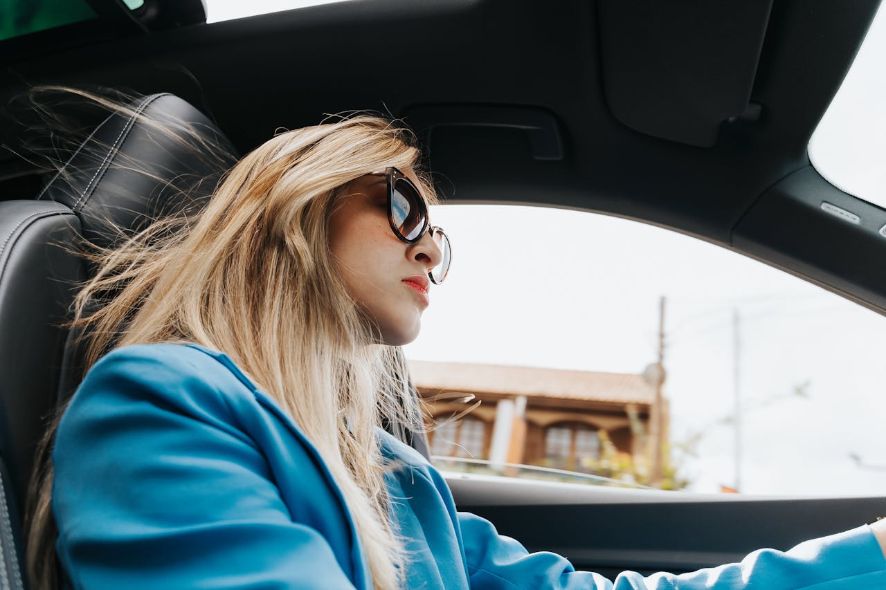 Une femme au volant d'une voiture | Source : Pexels