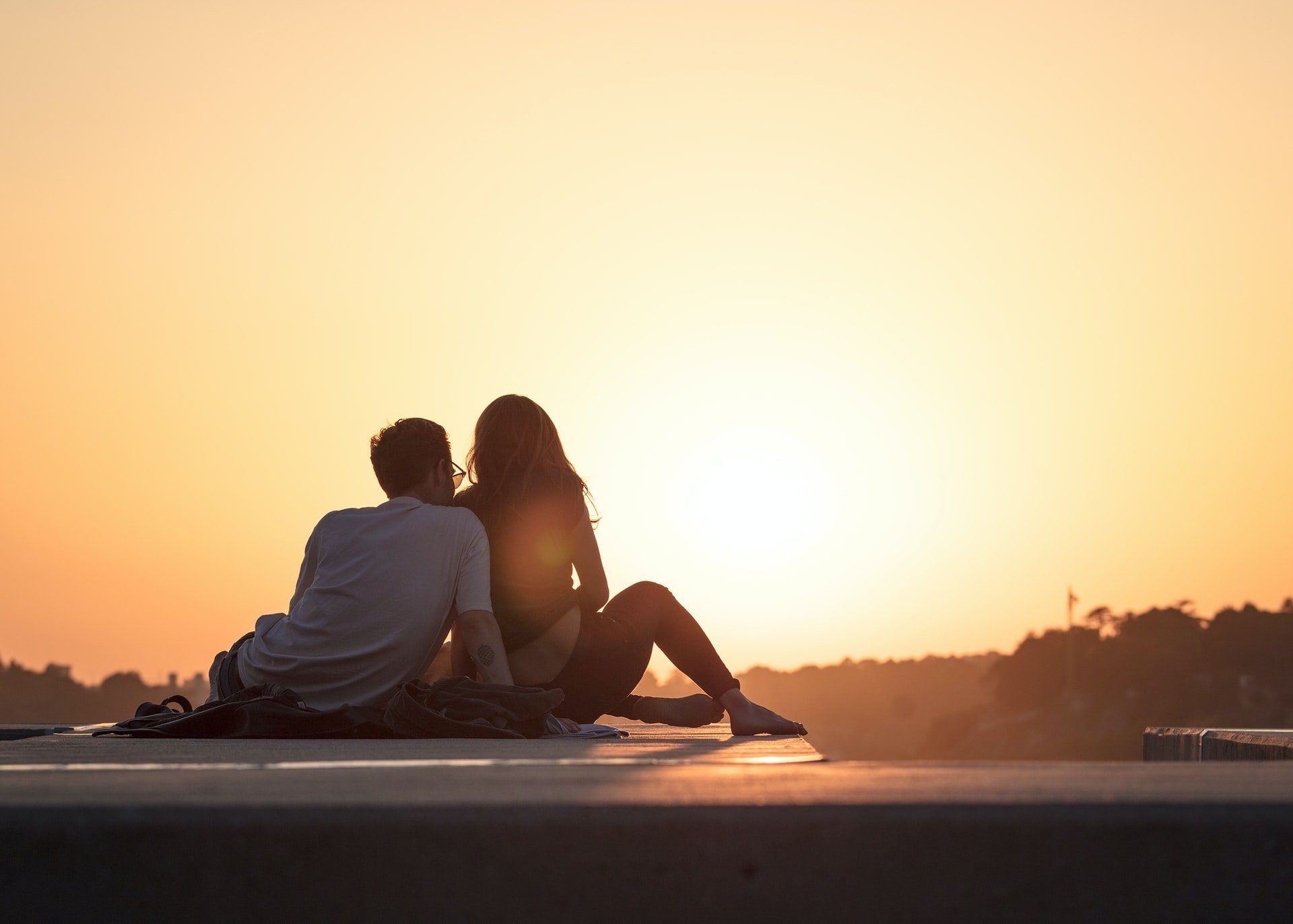 Couple regardant le coucher de soleil | Source : Unsplash
