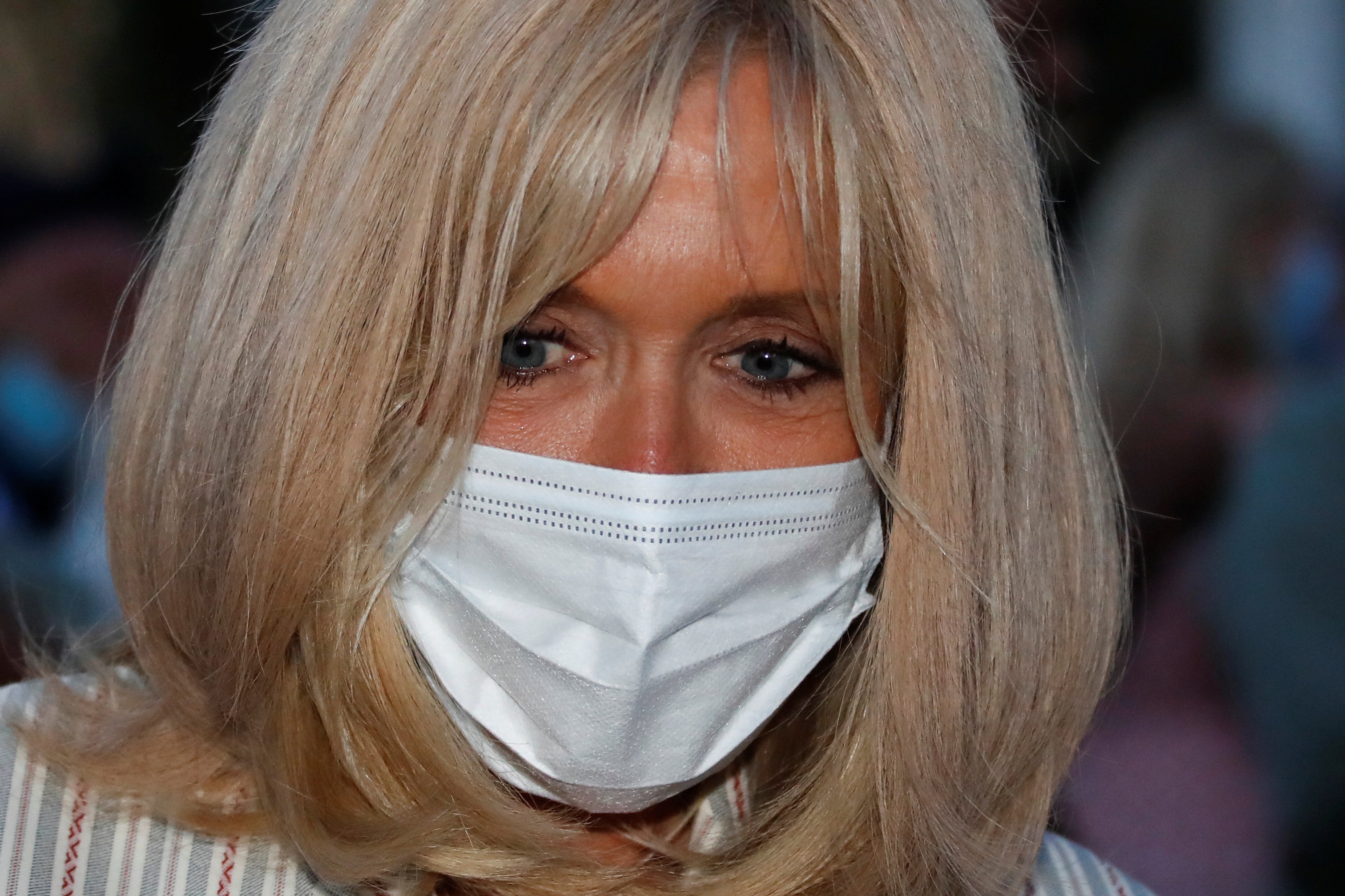 Brigitte Macron assiste à une cérémonie, à Bormes-les-Mimosas le 17 août 2020. | source : Getty Images