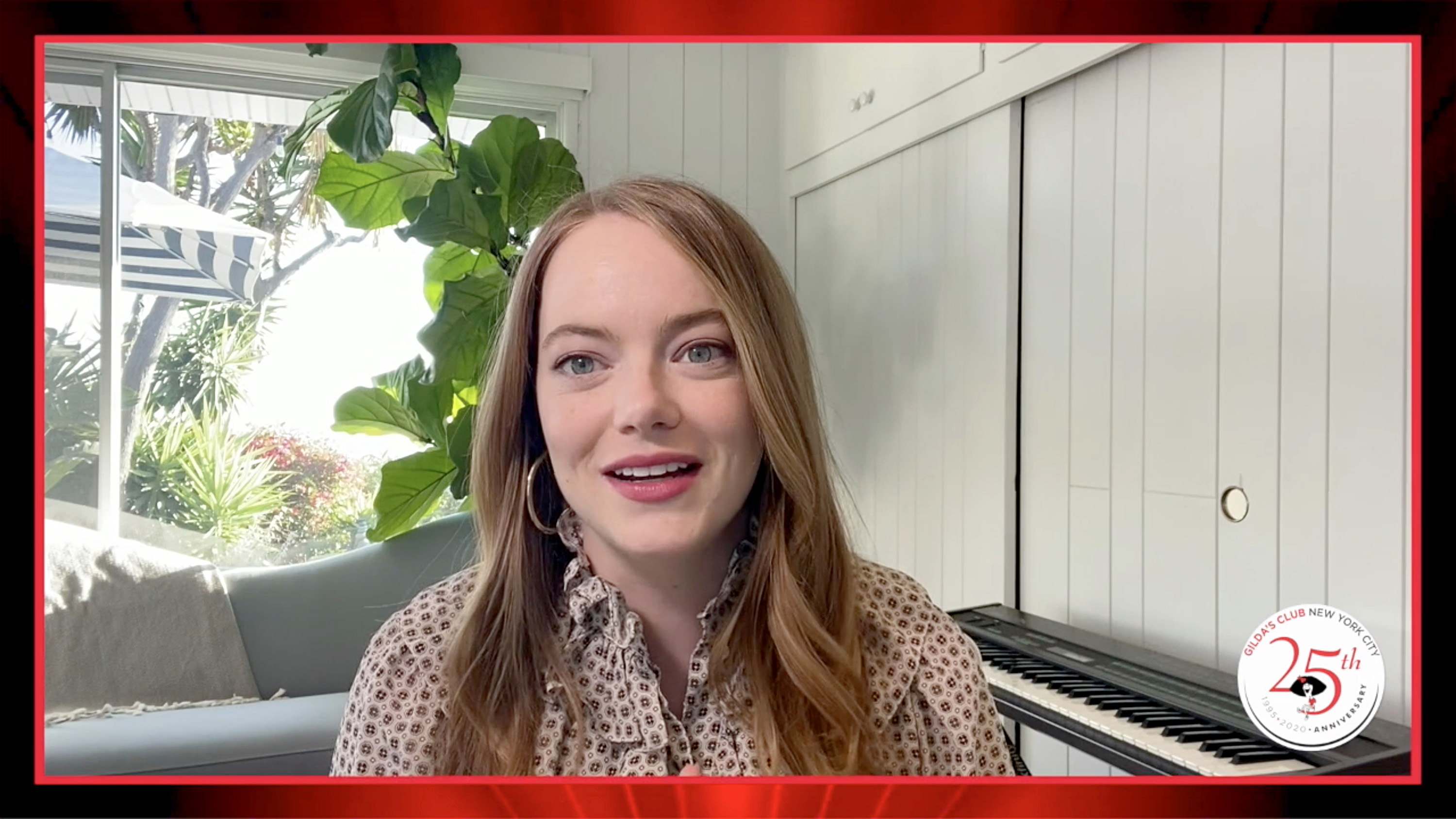 Une capture d'écran d'Emma Stone participant à l'événement « Gilda's Club New York City Celebrates 25 Years of Free Cancer Support » lors de leur gala de bienfaisance virtuel le 12 novembre 2020. | Source : Getty Images