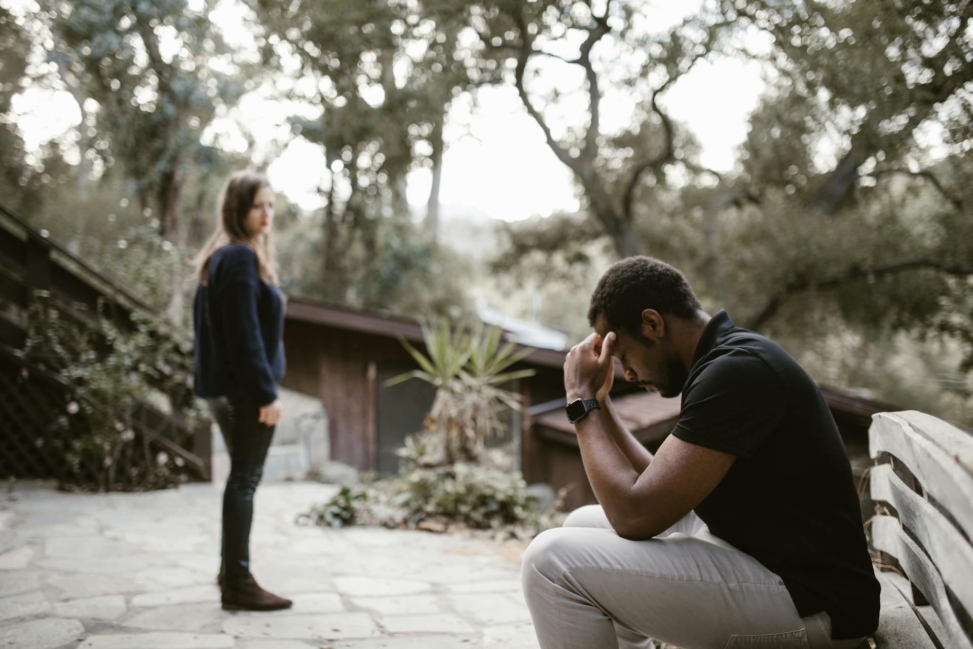 Une femme qui regarde un homme stressé | Source : Pexels