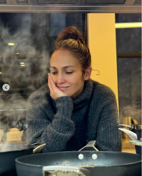 Jennifer Lopez pose pour une photo postée le 25 mars 2024 | Source : Instagram/jlo