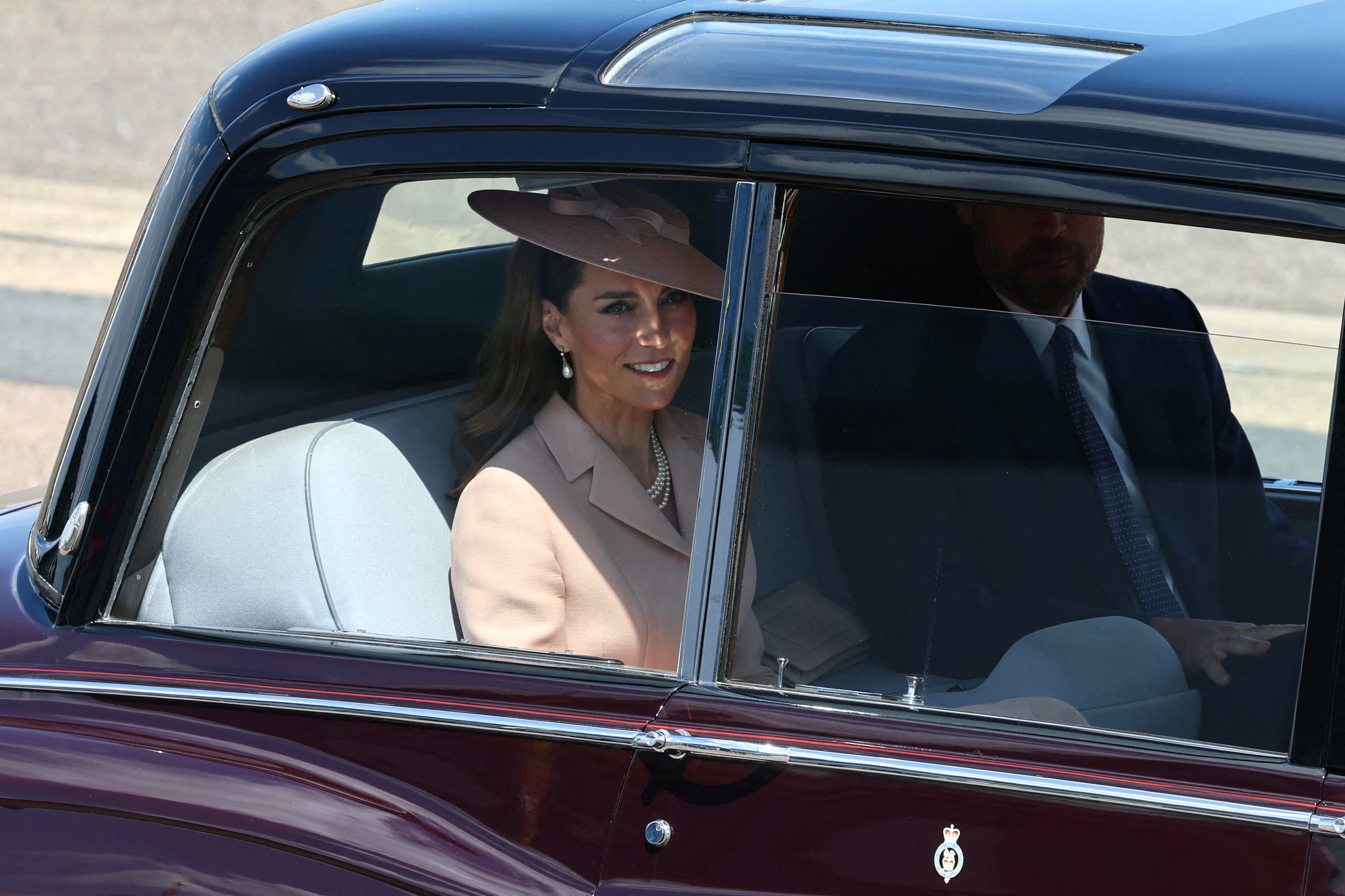 La princesse Catherine et le prince William quittant le RAF Northolt en voiture après avoir salué le président français Emmanuel Macron et son épouse, Brigitte Macron.
