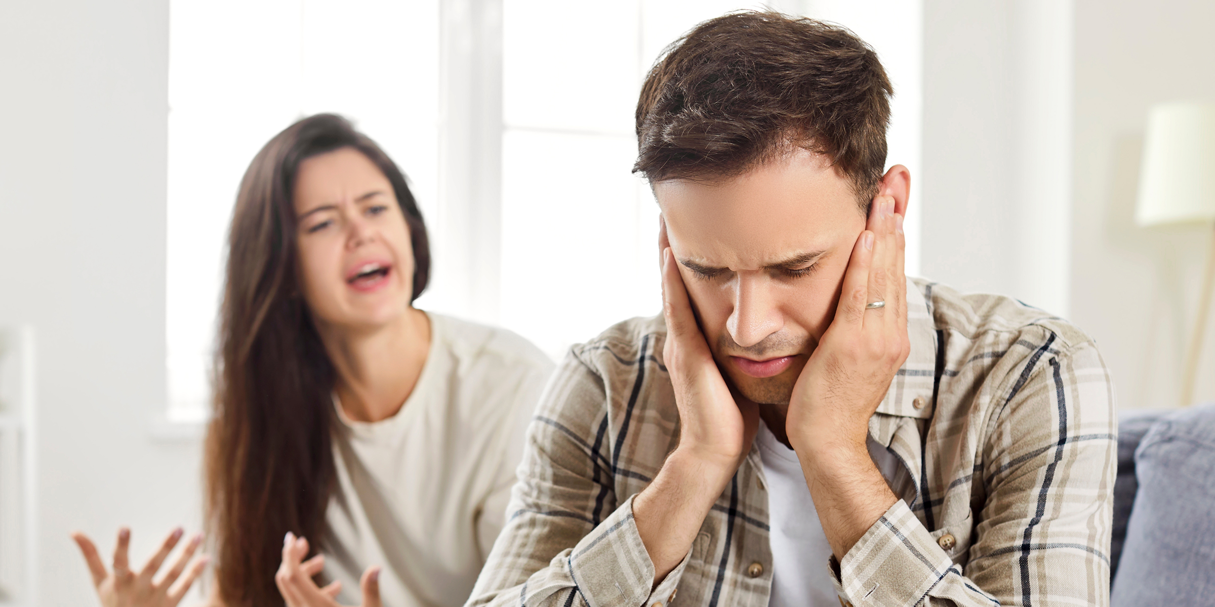 Une femme frustrée qui crie sur un homme | Source : Shutterstock