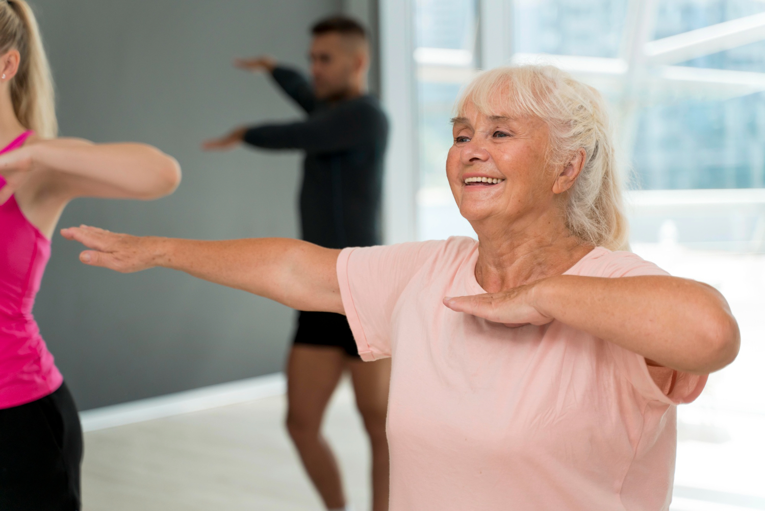 Une femme heureuse qui danse | Source : Freepik