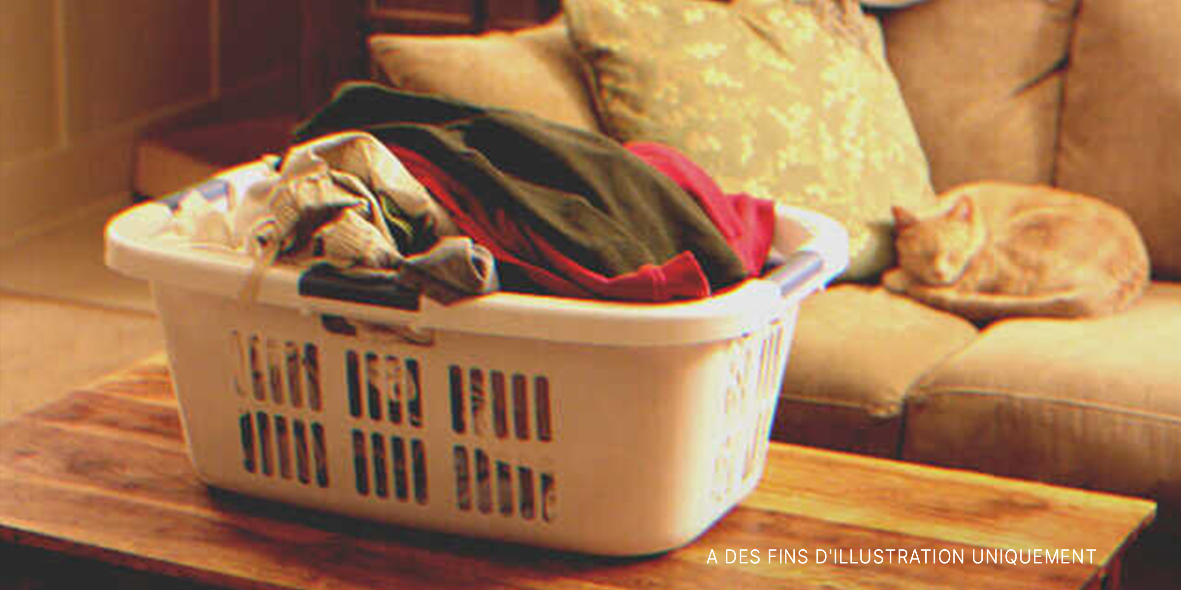 Un bac à linge rempli de vêtements posé sur une table | Source : Flickr/Sean Freese