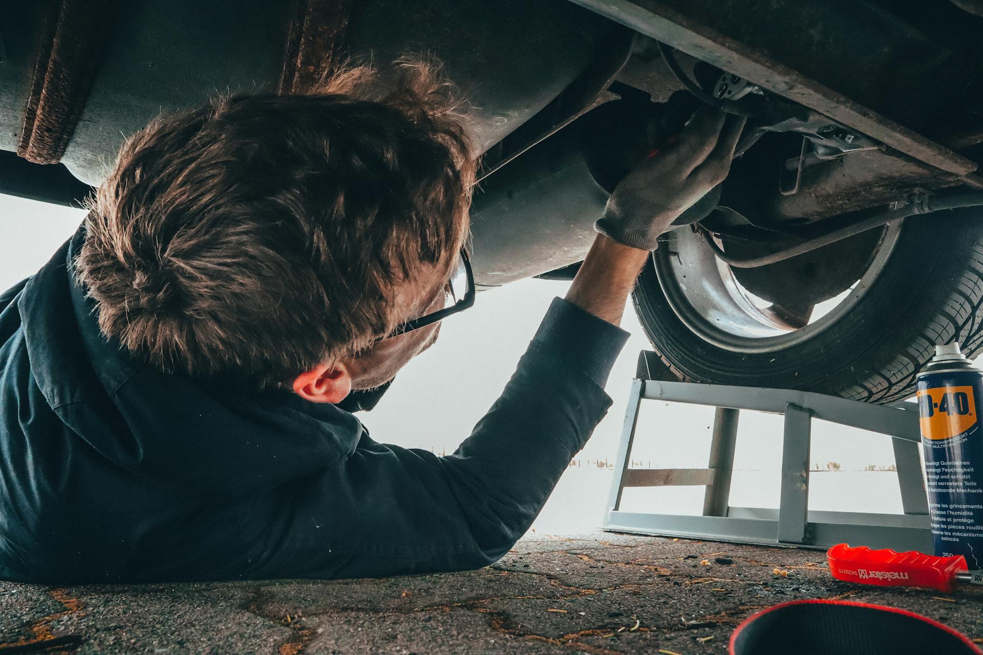 Un mécanicien réparant le moteur d'un véhicule | Source : Pexels