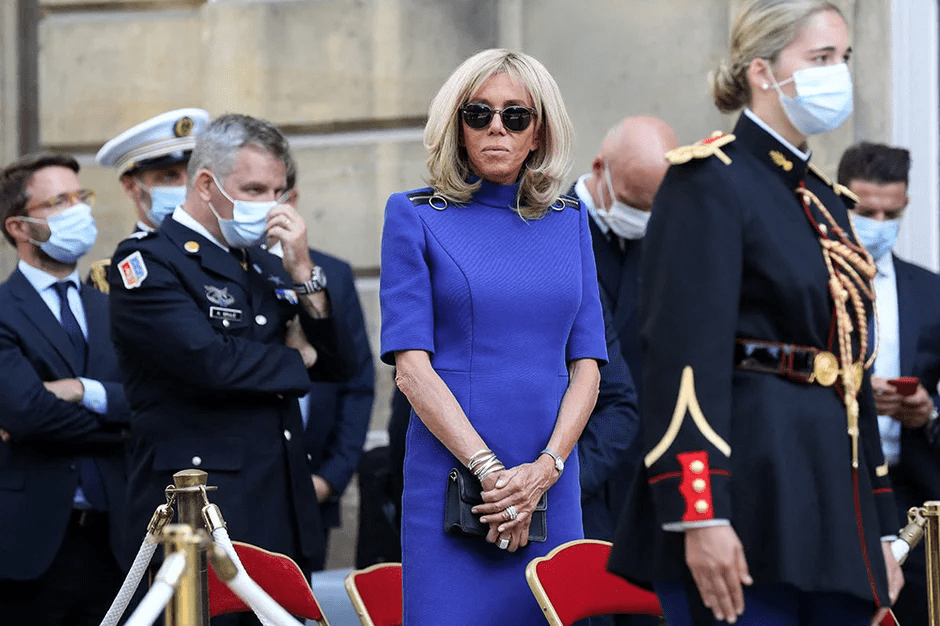 Brigitte Macron dans une tenue bleue qui cache son cou. l Photo : Getty Images