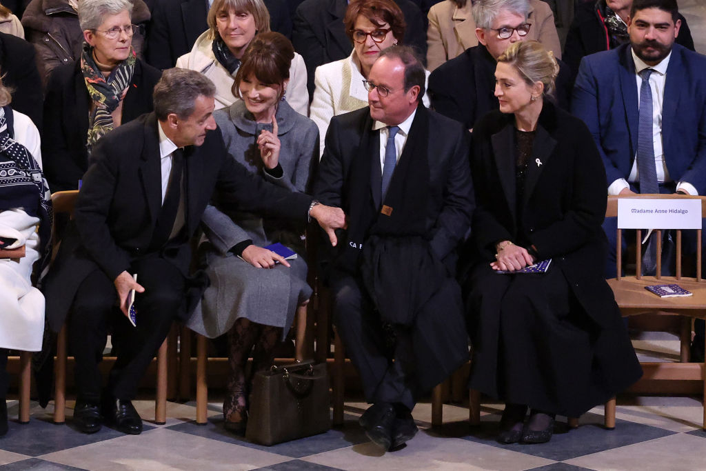 PARIS, FRANCE - 07 DECEMBRE : Nicolas Sarkozy, Carla Bruni, François Hollande et Julie Gayet assistent à la cérémonie de réouverture de la cathédrale Notre-Dame de Paris le 07 décembre 2024 à Paris, France. (Photo by Pascal Le Segretain/Getty Images for Notre-Dame de Paris)