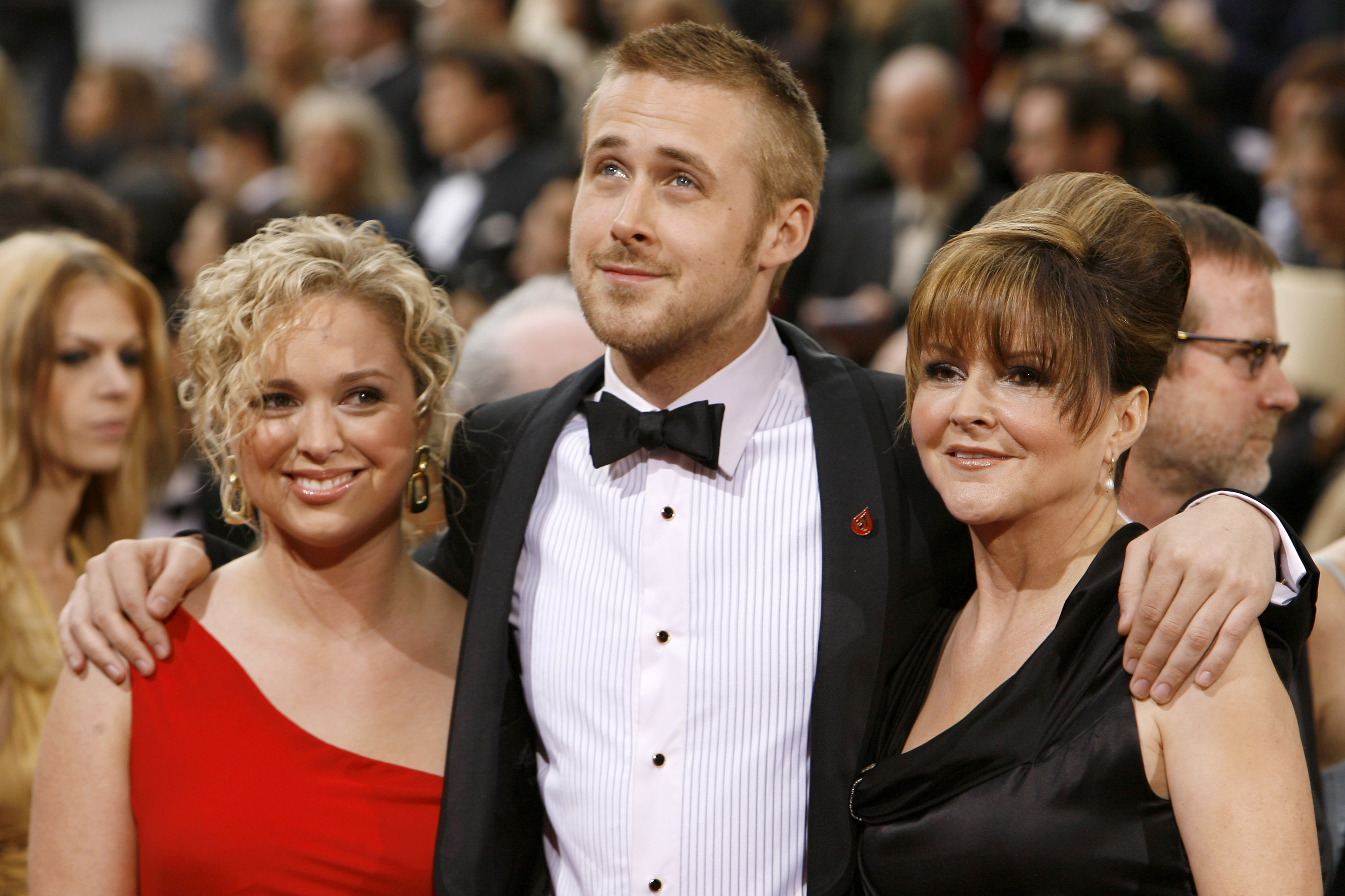 Ryan Gosling (au centre) avec sa sœur Mandi Gosling (à gauche) et sa mère Donna Gosling (à droite) à Los Angeles le 25 février 2007 | Source : Getty Images