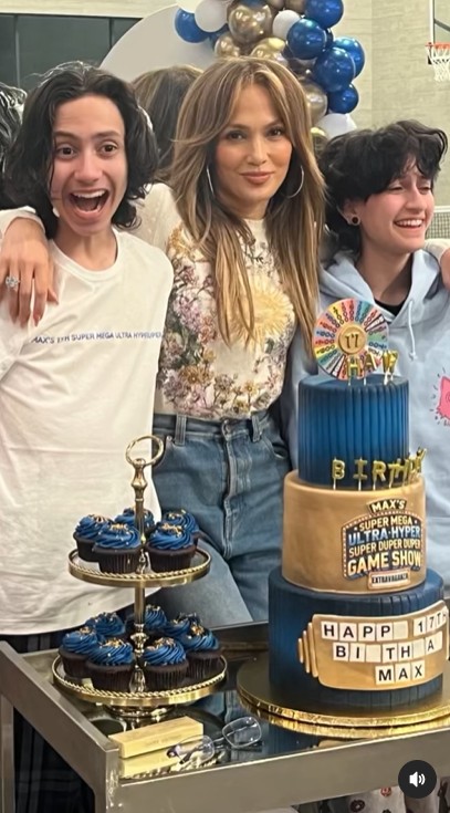 Jennifer Lopez célébrant le 17e anniversaire d'Emme et Max Muñiz avec un gâteau et des cupcakes sur un post daté du 23 février 2025 | Source : Instagram/jlo