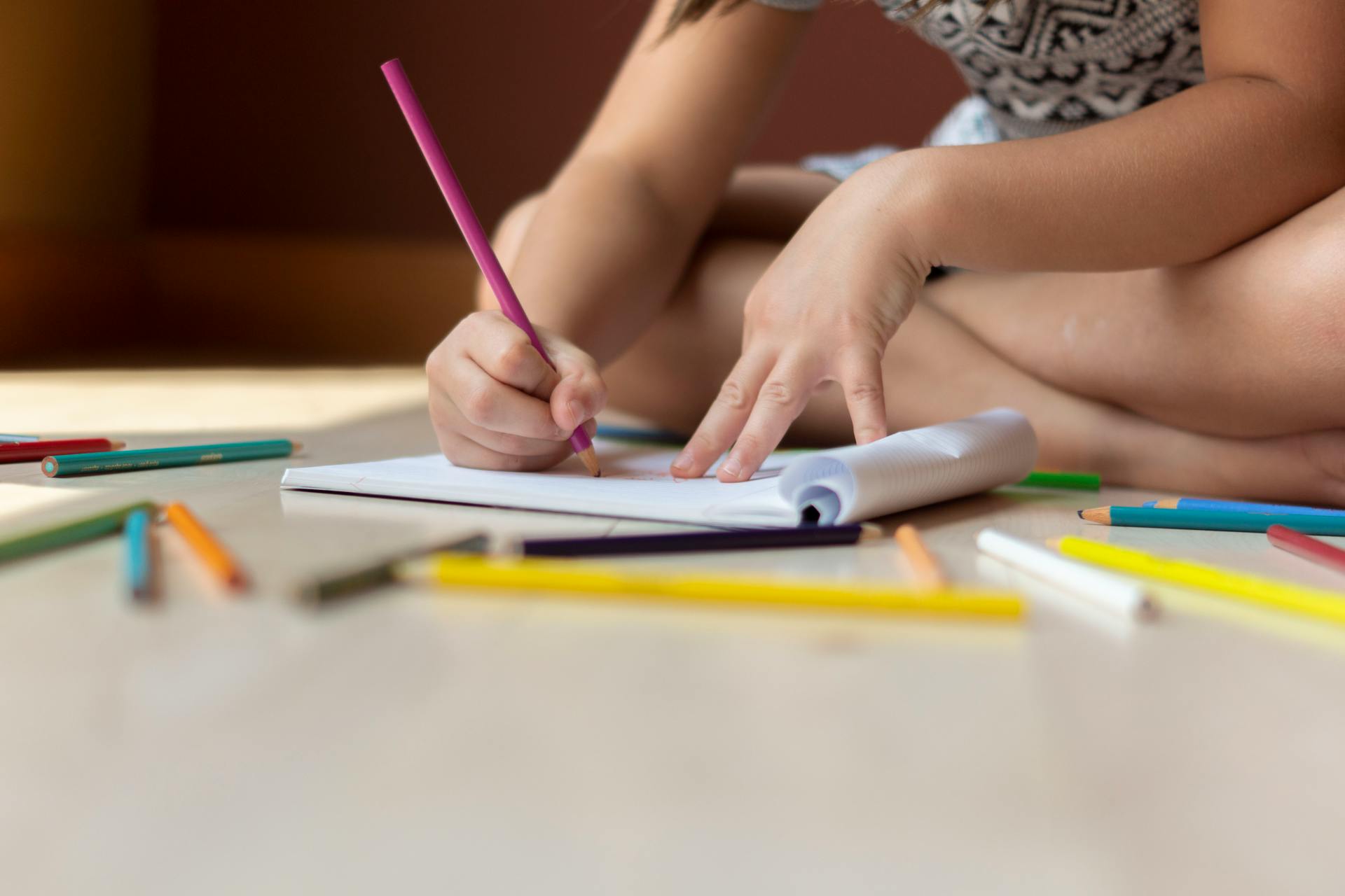 Un enfant qui dessine dans un livre | Source : Pexels