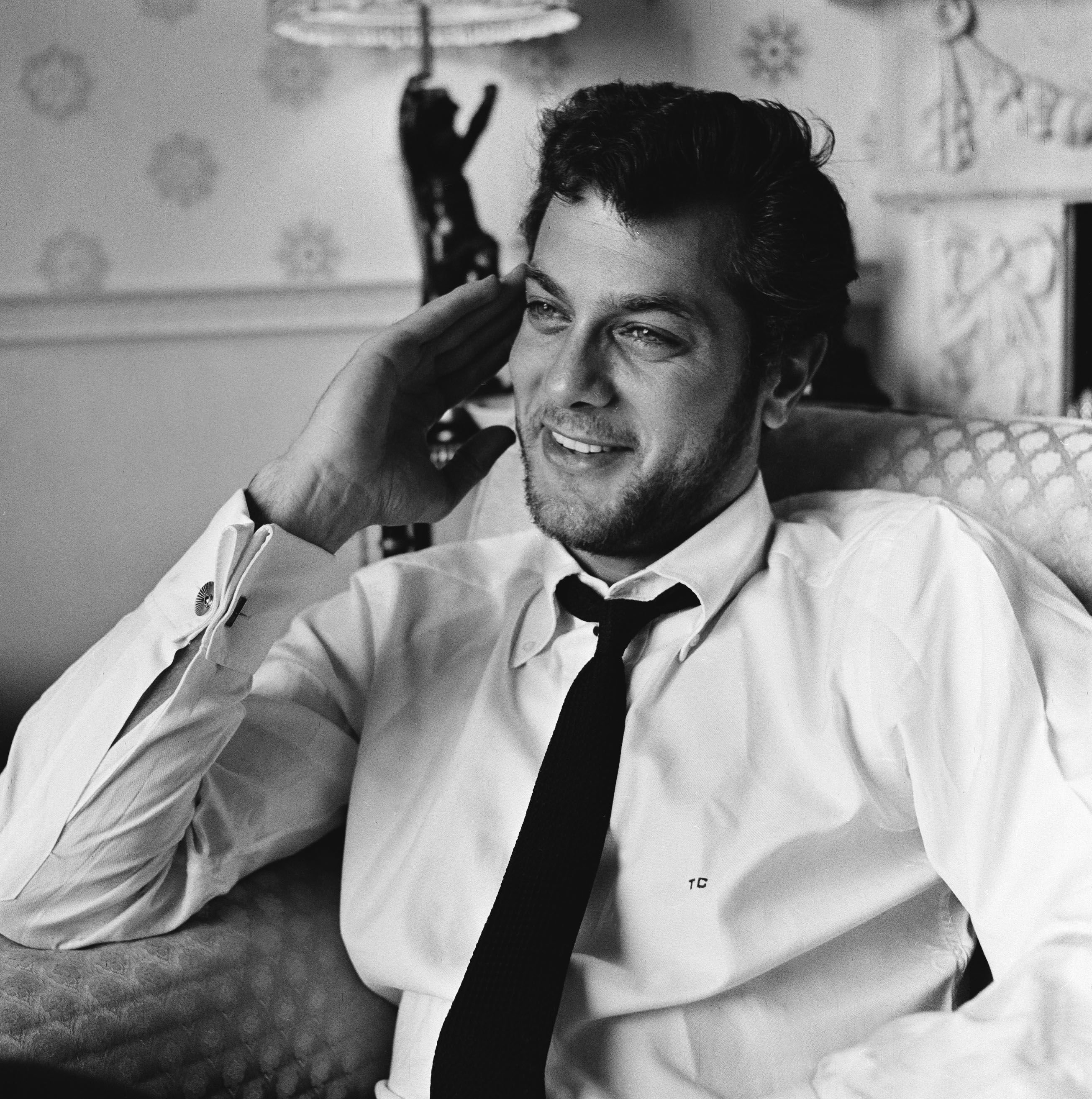 Tony Curtis à l'hôtel Dorchester, à Londres, en 1957 | Photo : Getty Images