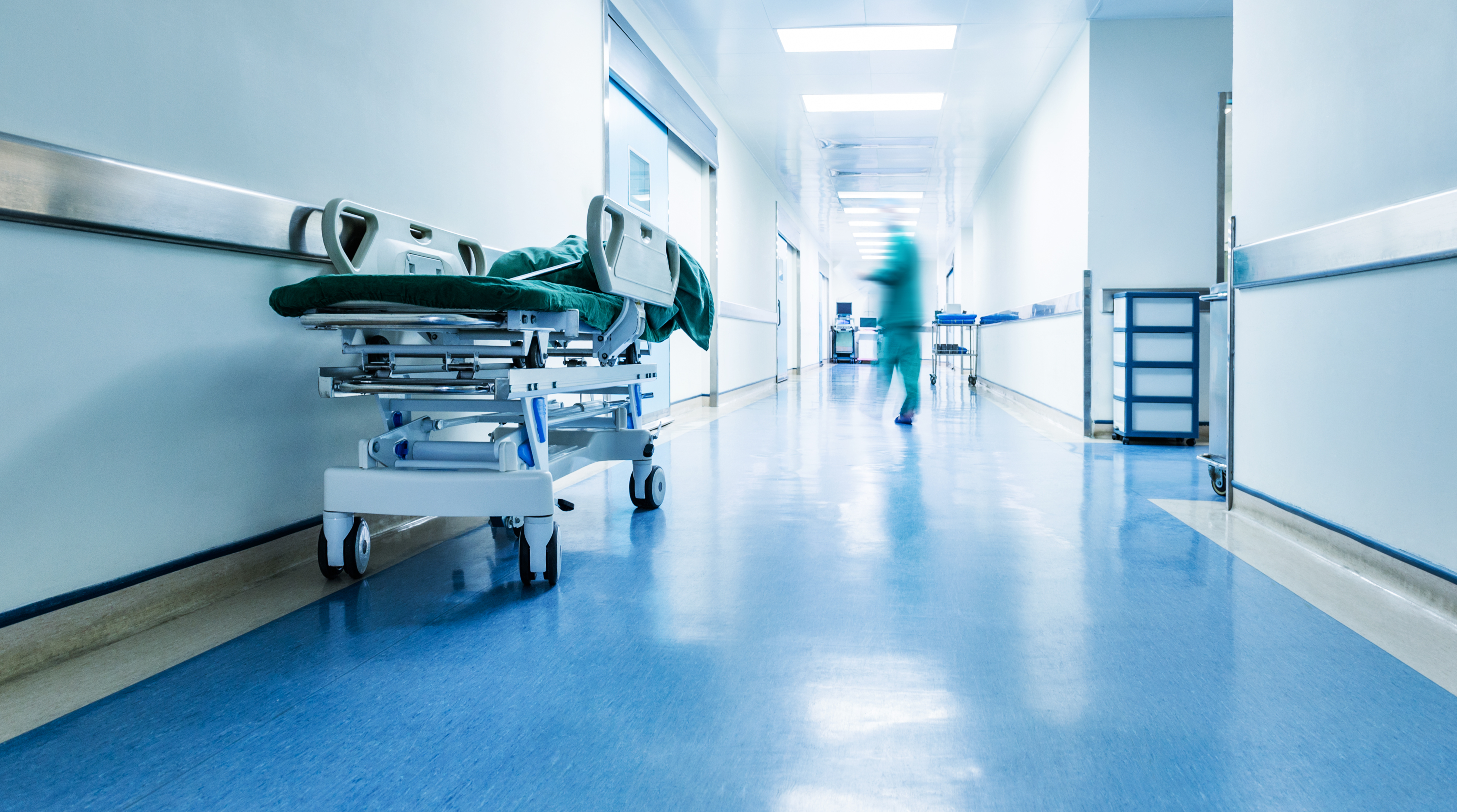 Médicos ou enfermeiros caminhando no hospital |  Fonte: Shutterstock